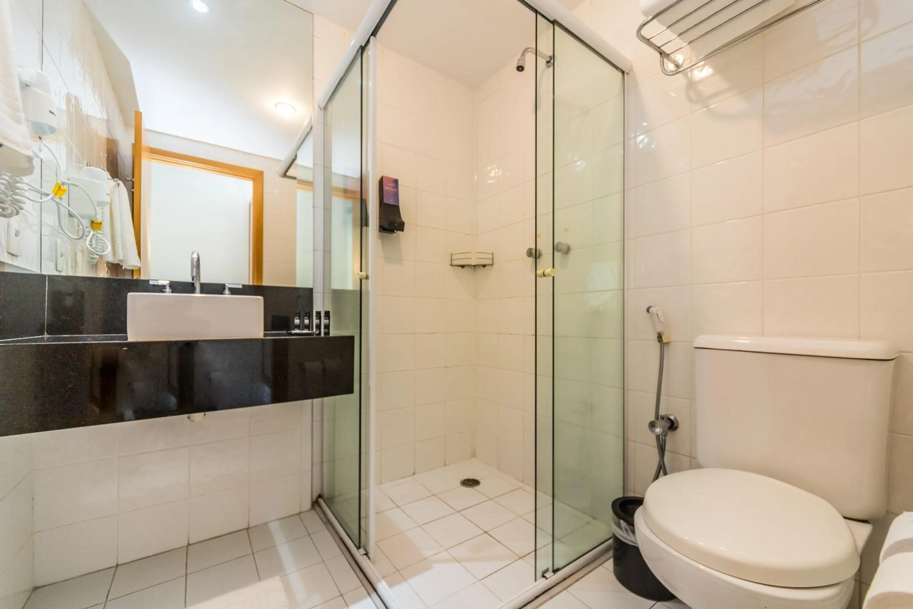 Shower in Paraíso Suítes by Charlie