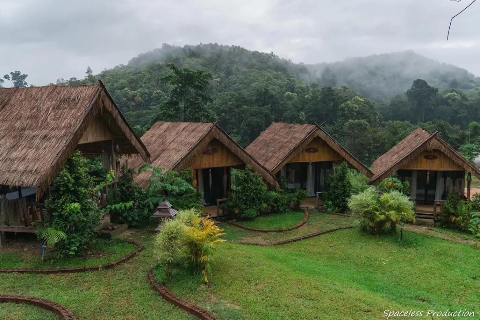 On site in 3 Pok Maewang jinxiang Gold elephant park