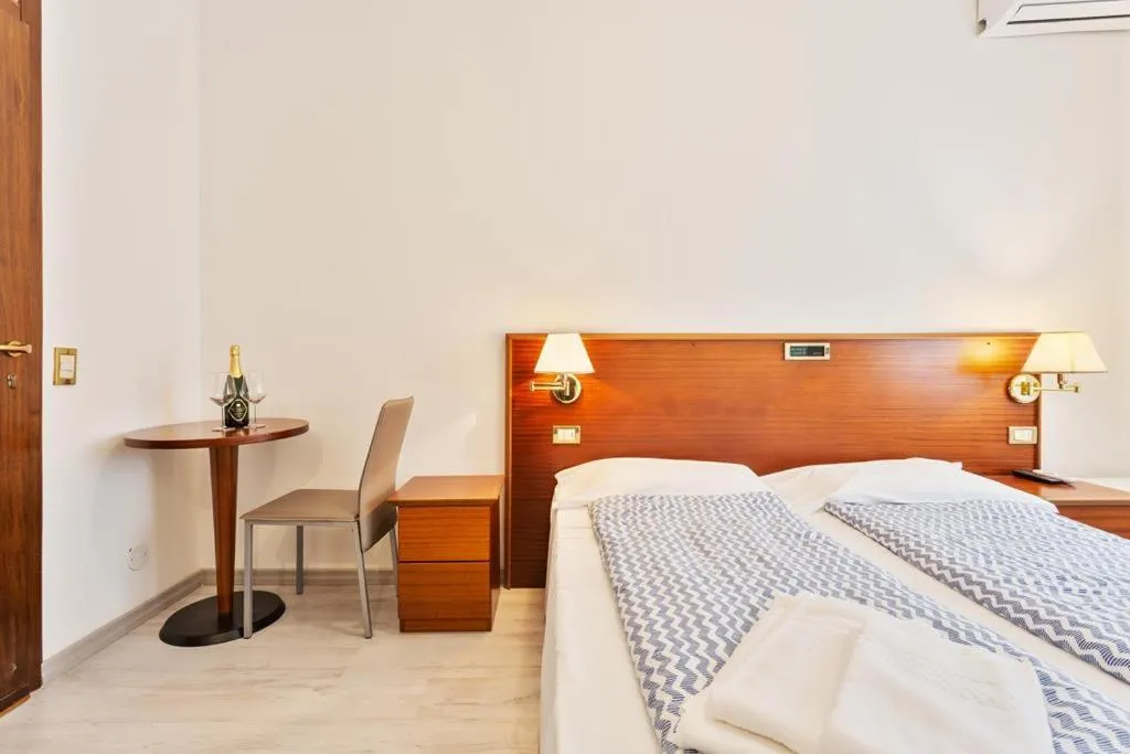 Photo of the whole room, Bed in Hotel Gardesana