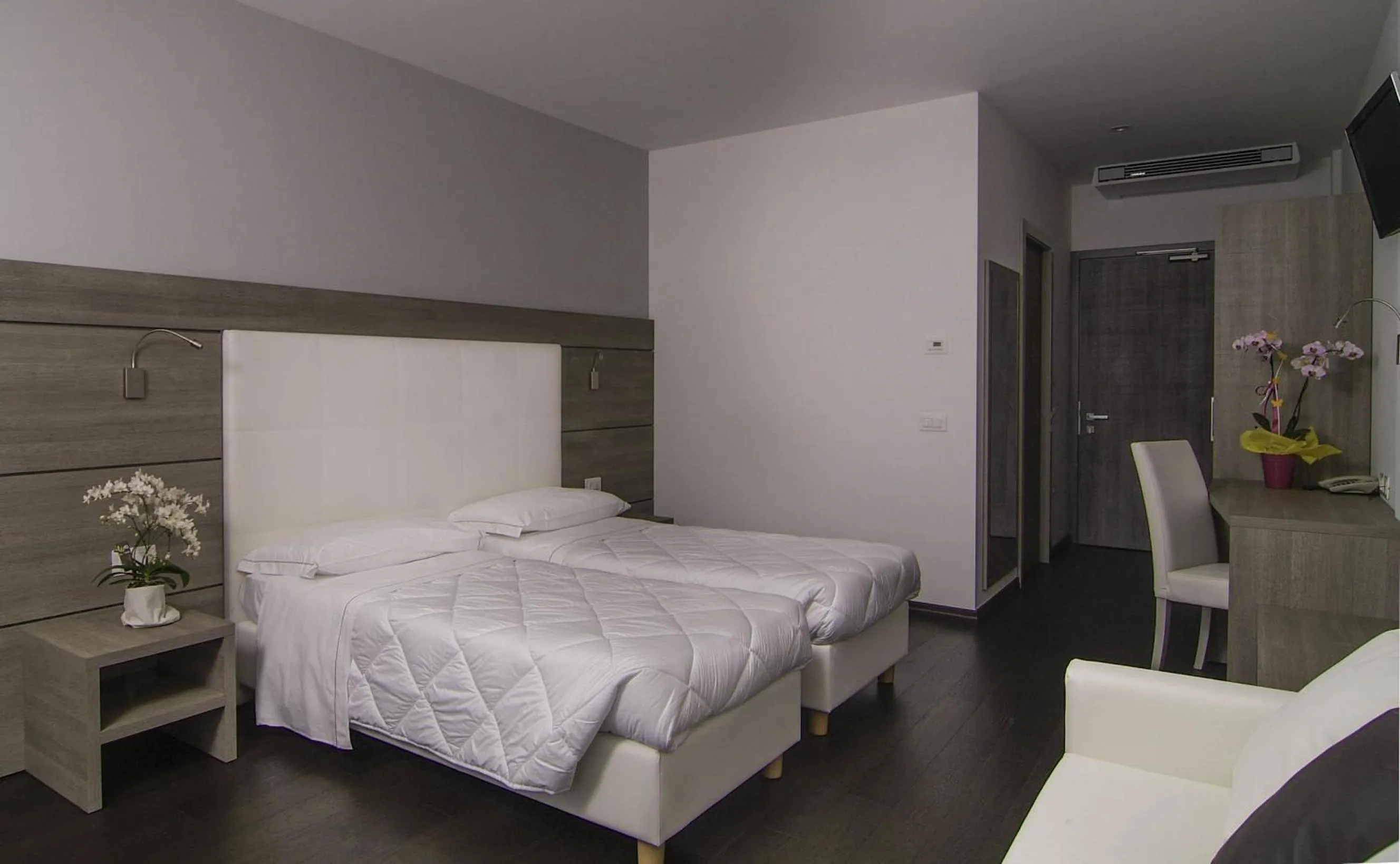 Photo of the whole room, Bed in Hotel Gardesana