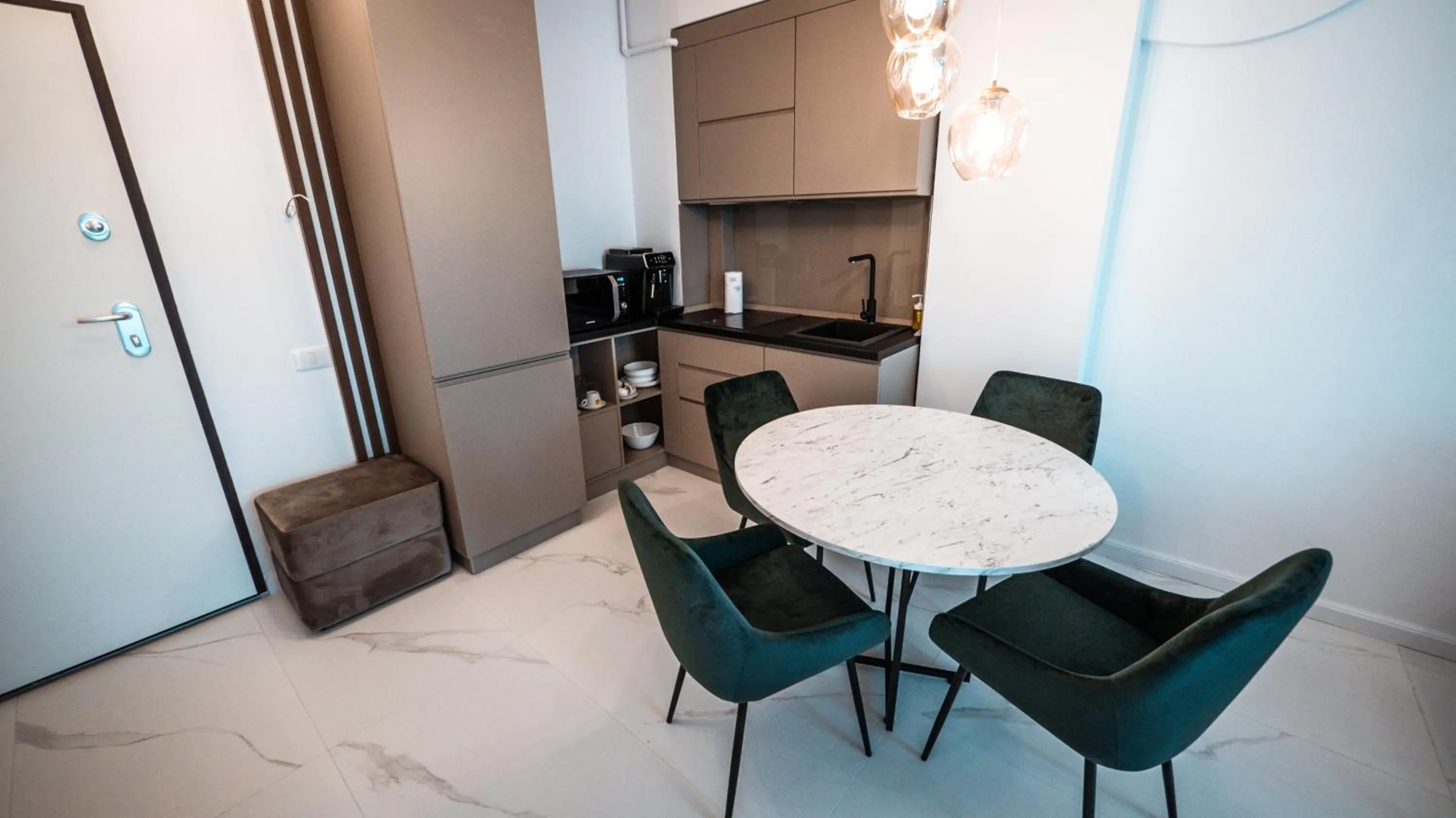 Dining area in WAVE 4 Apartments Mamaia Nord