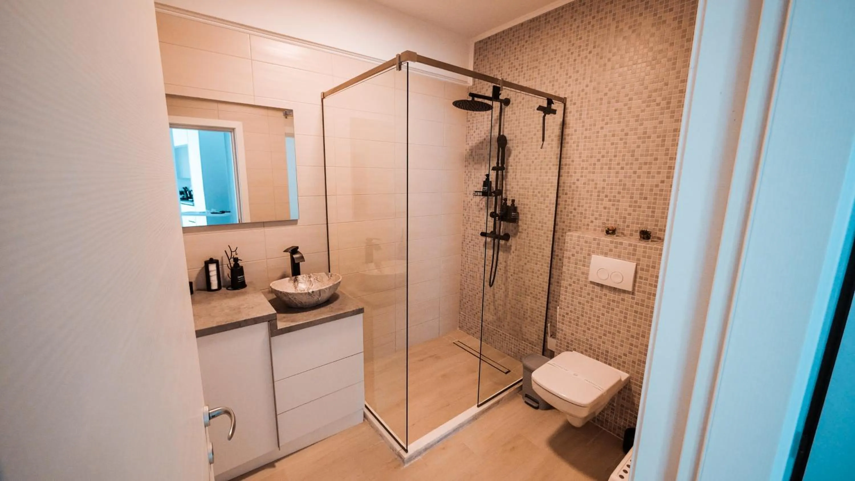 Shower in WAVE 4 Apartments Mamaia Nord