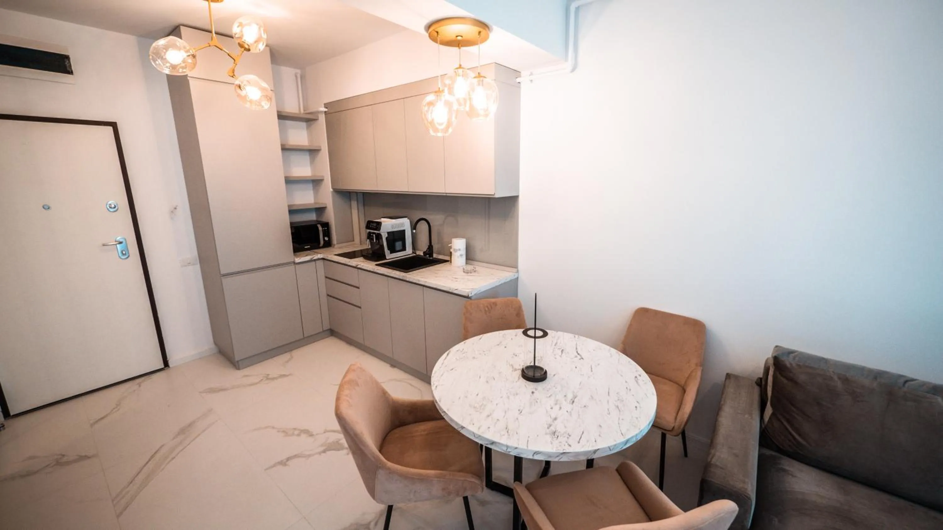 Dining area in WAVE 4 Apartments Mamaia Nord