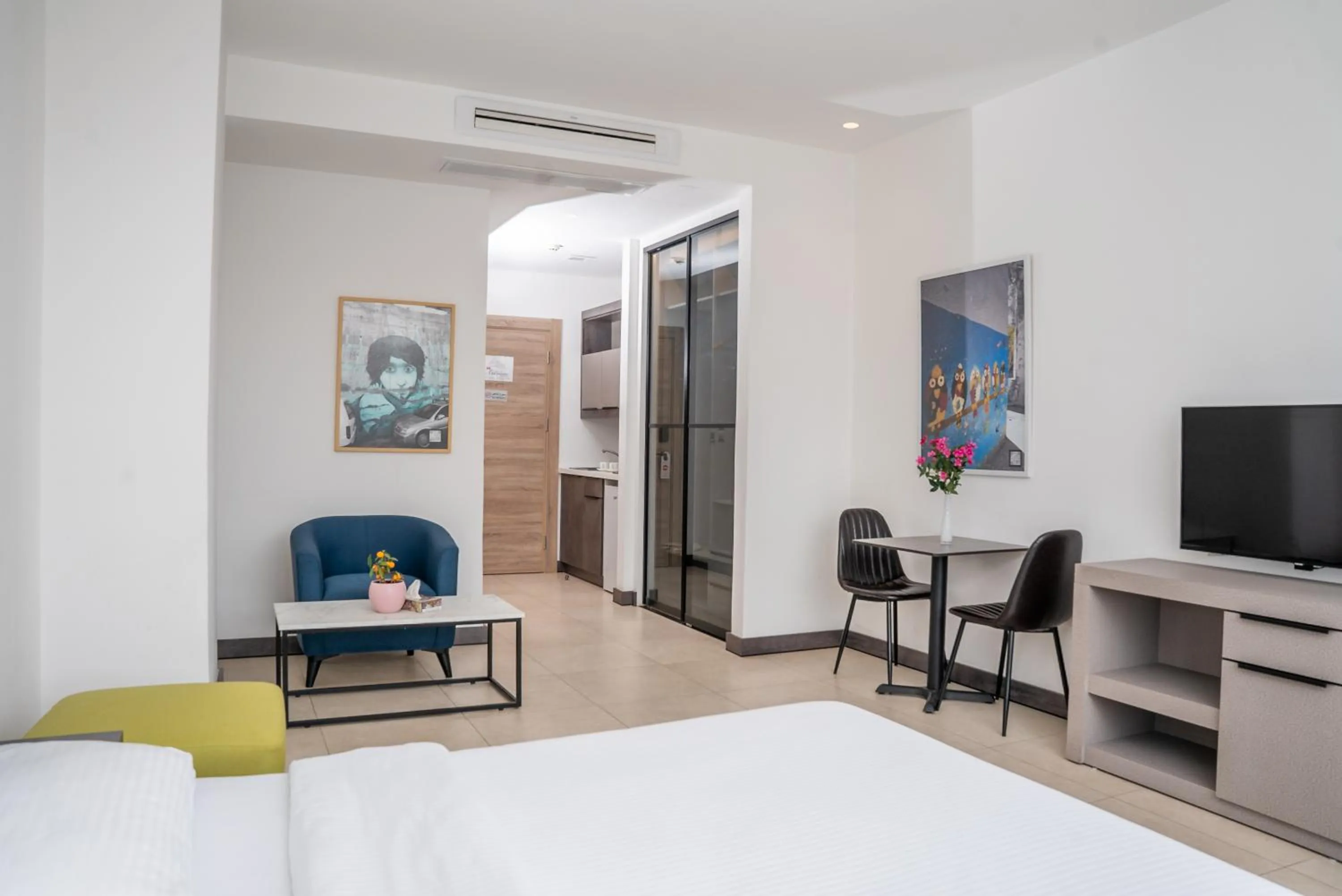 Photo of the whole room, Bed in Liv Weibdeh Hotel Suites