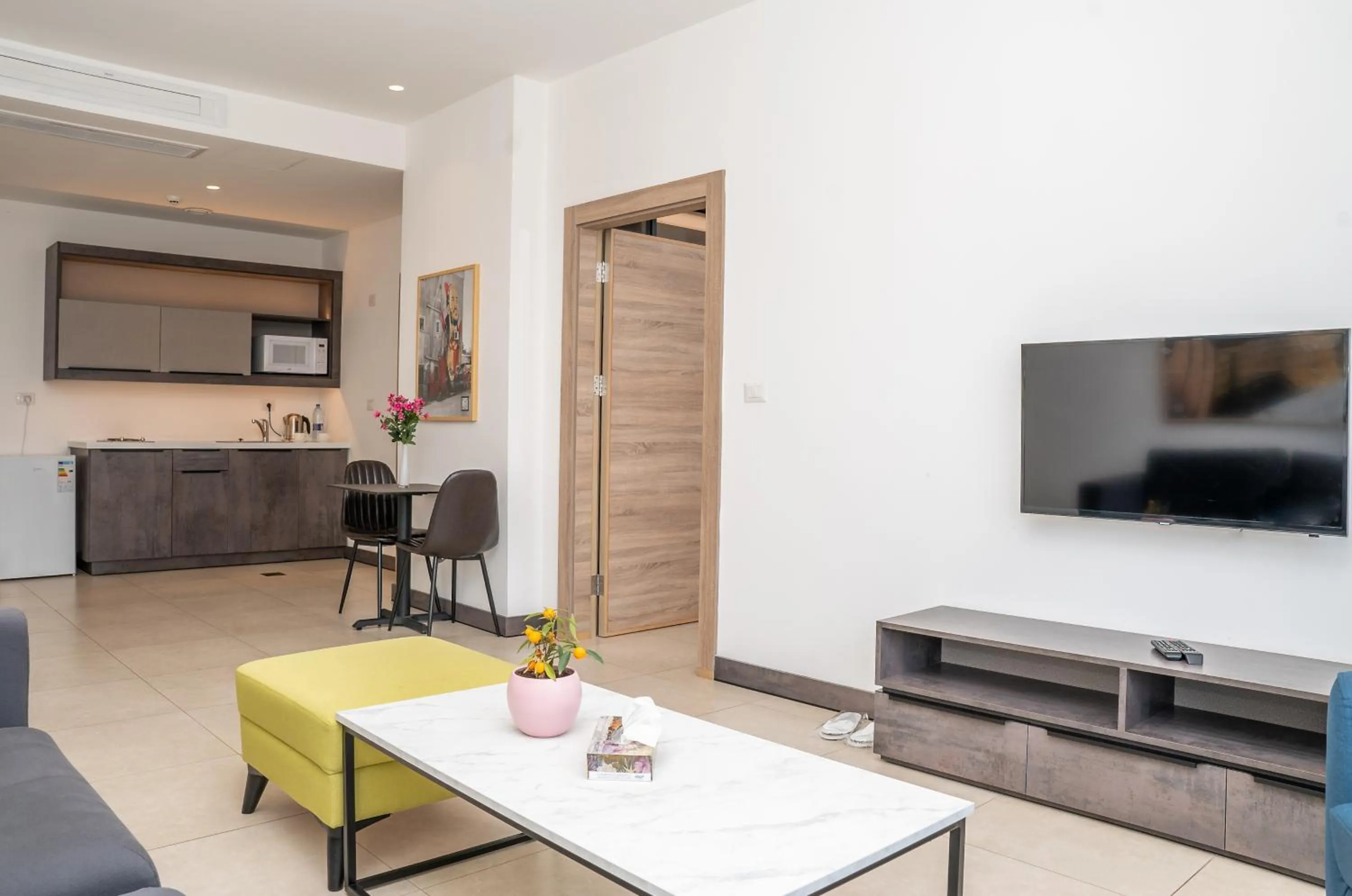 Communal lounge/ TV room in Liv Weibdeh Hotel Suites