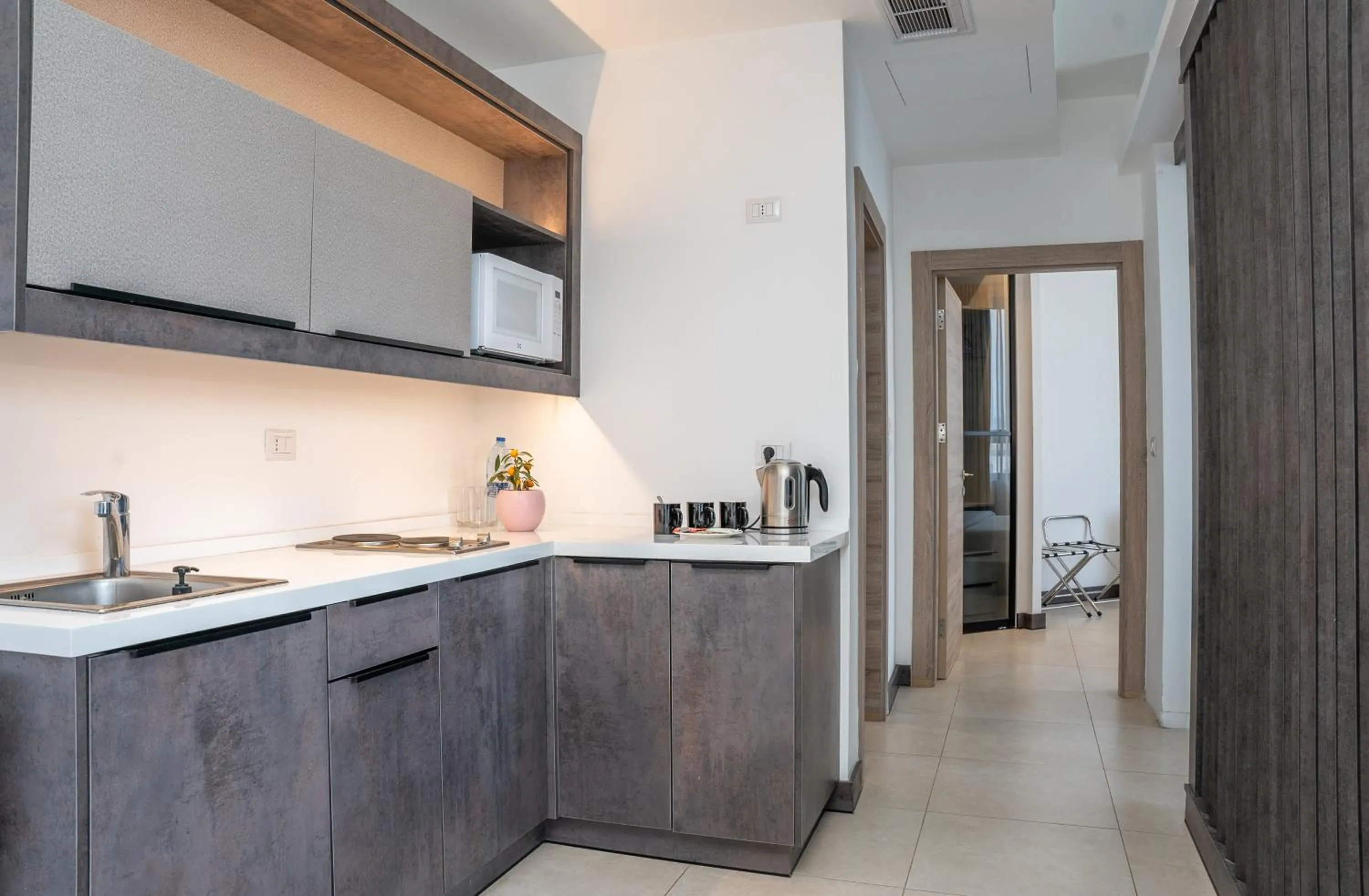 Kitchen or kitchenette in Liv Weibdeh Hotel Suites