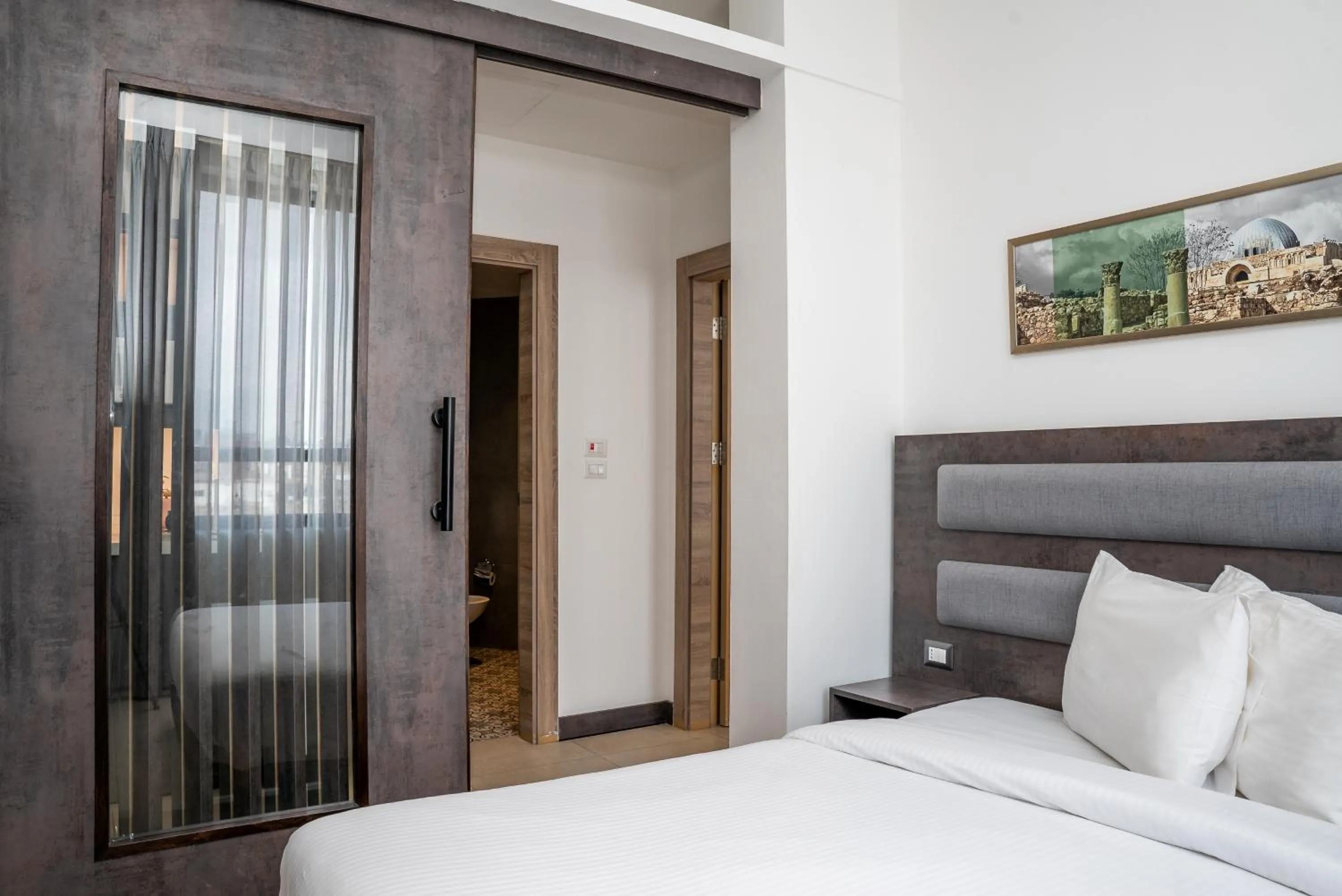 Bed in Liv Weibdeh Hotel Suites