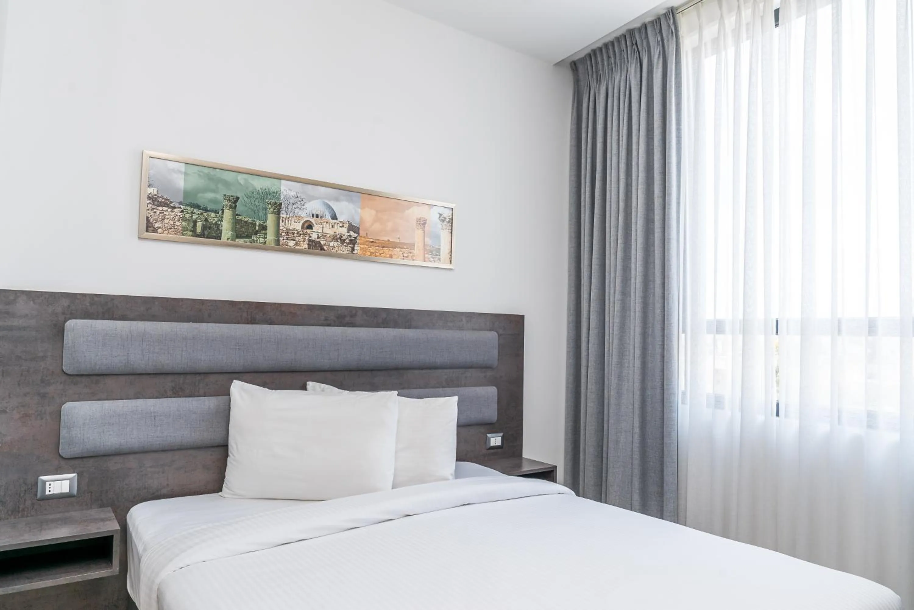 Bed in Liv Weibdeh Hotel Suites