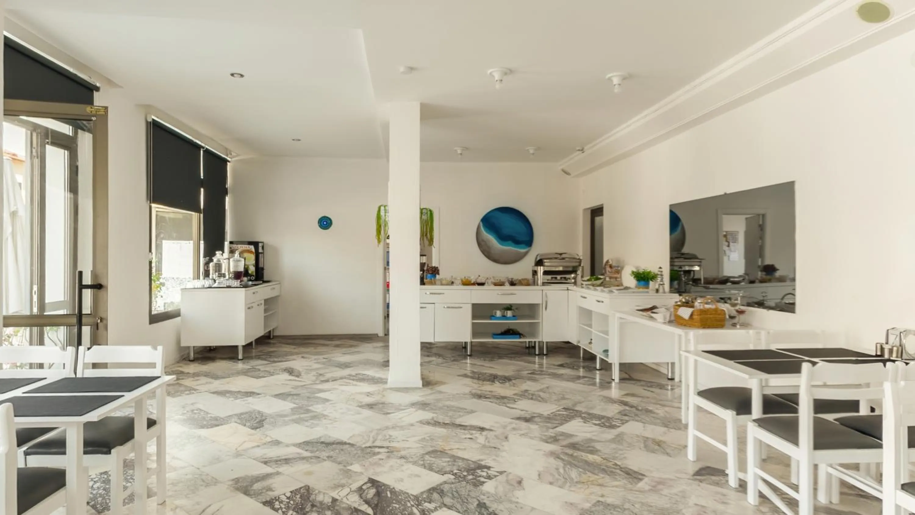 Restaurant/places to eat in Z OTEL