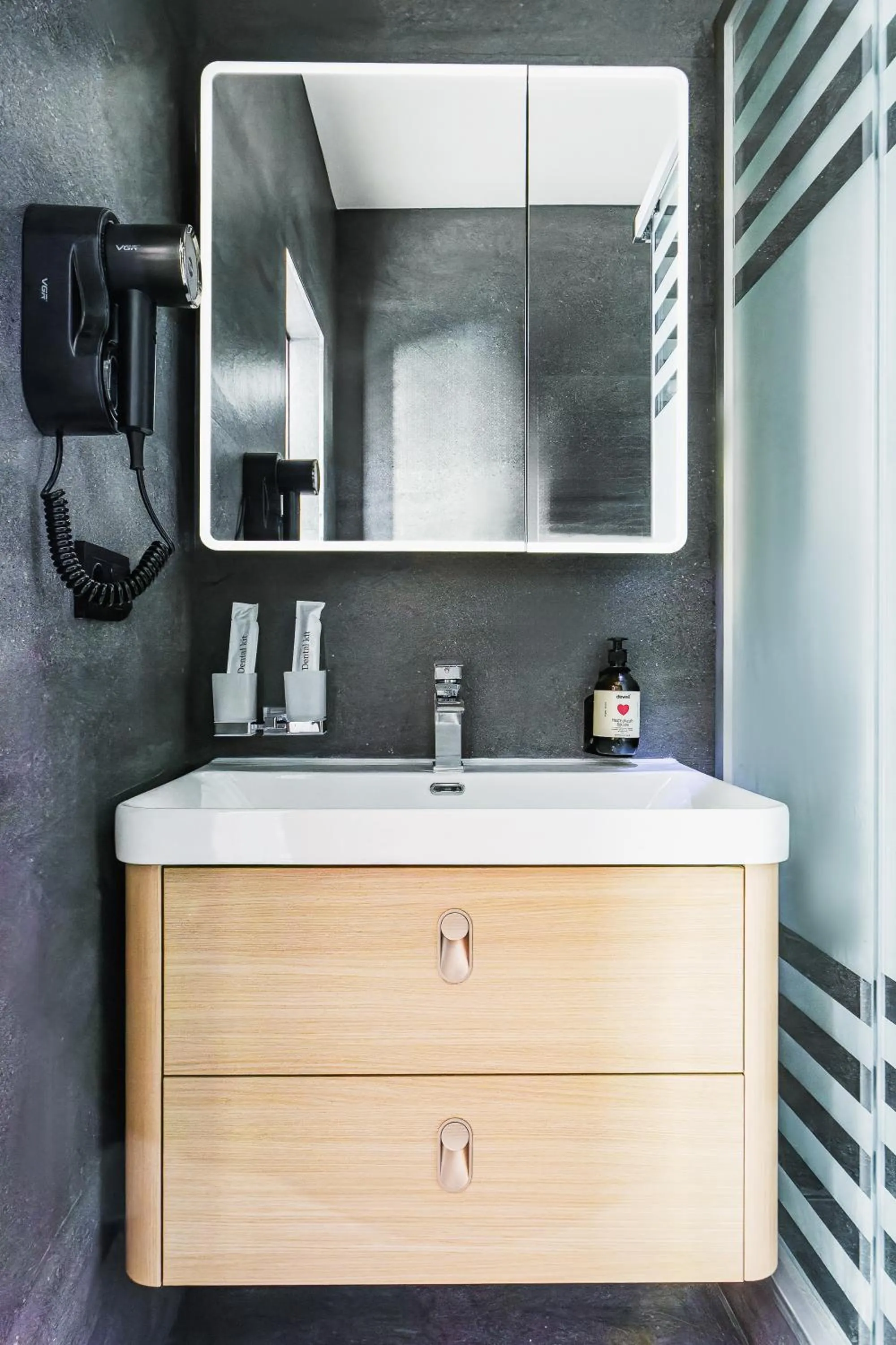 Shower in Grand Nur Hotel