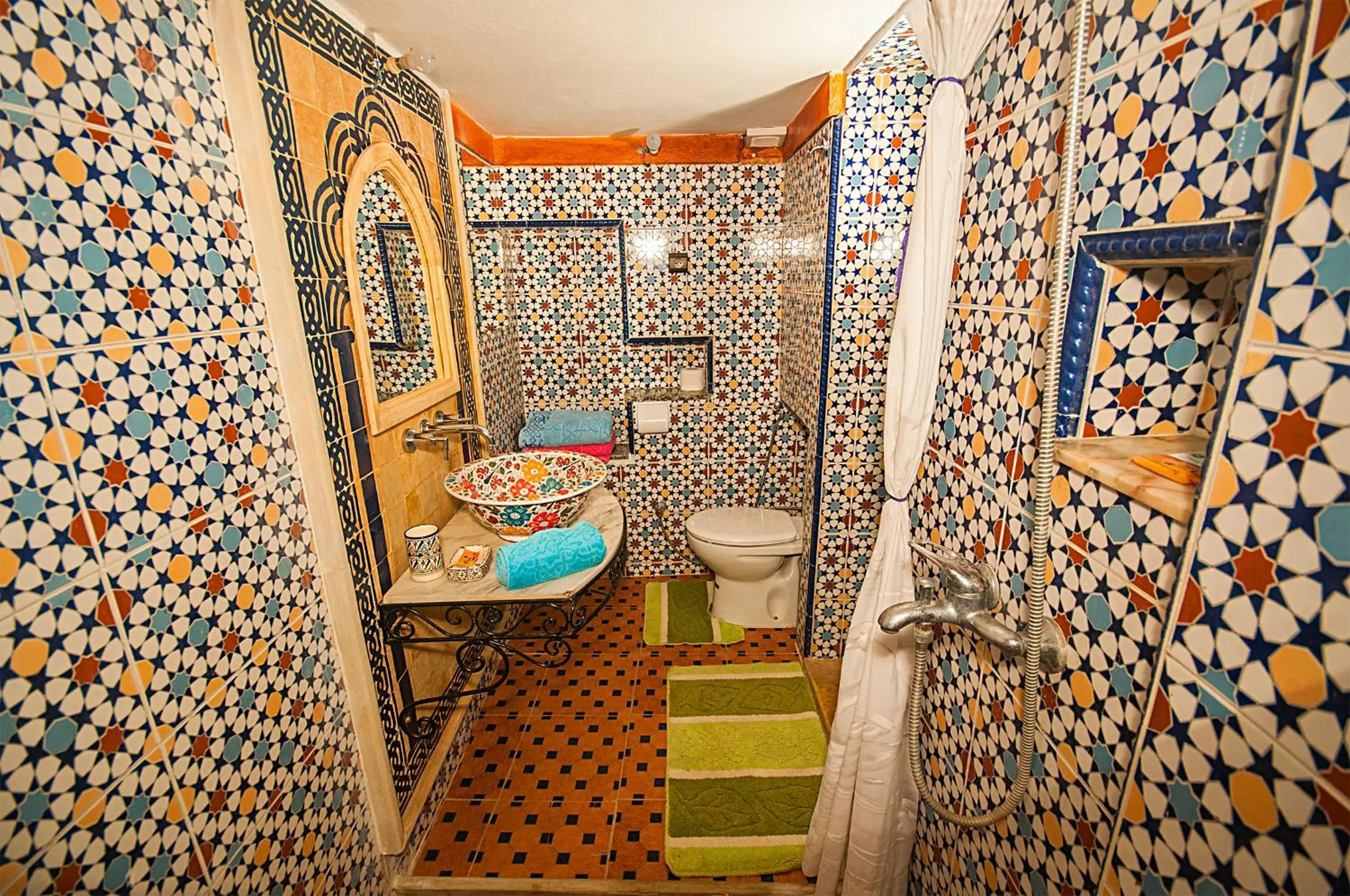 Shower in Riad Dar Jabador