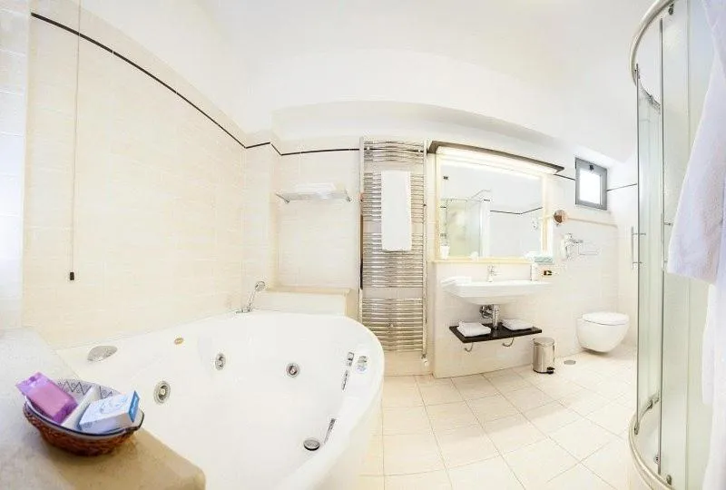 Bath in Hotel La Tonnara