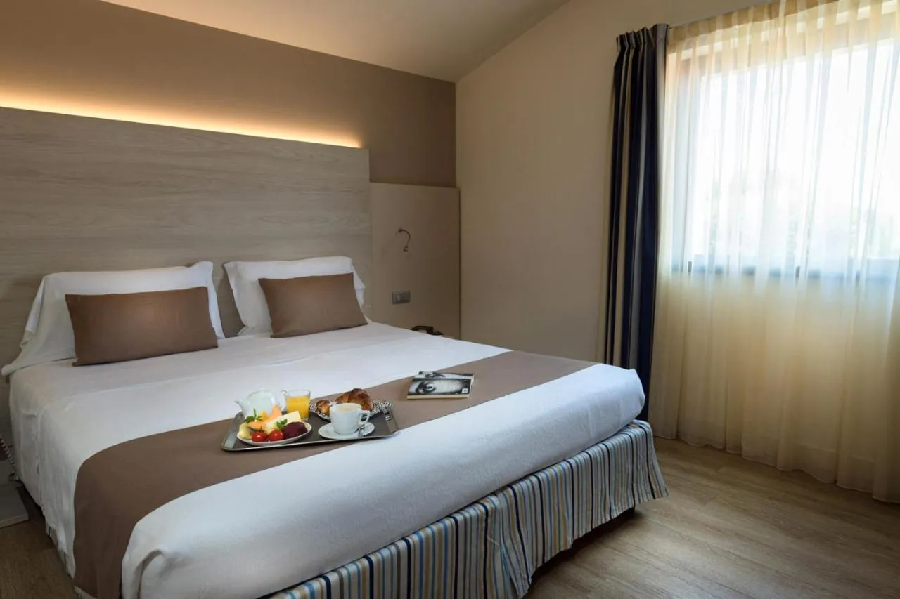 Photo of the whole room, Bed in Hotel Arena