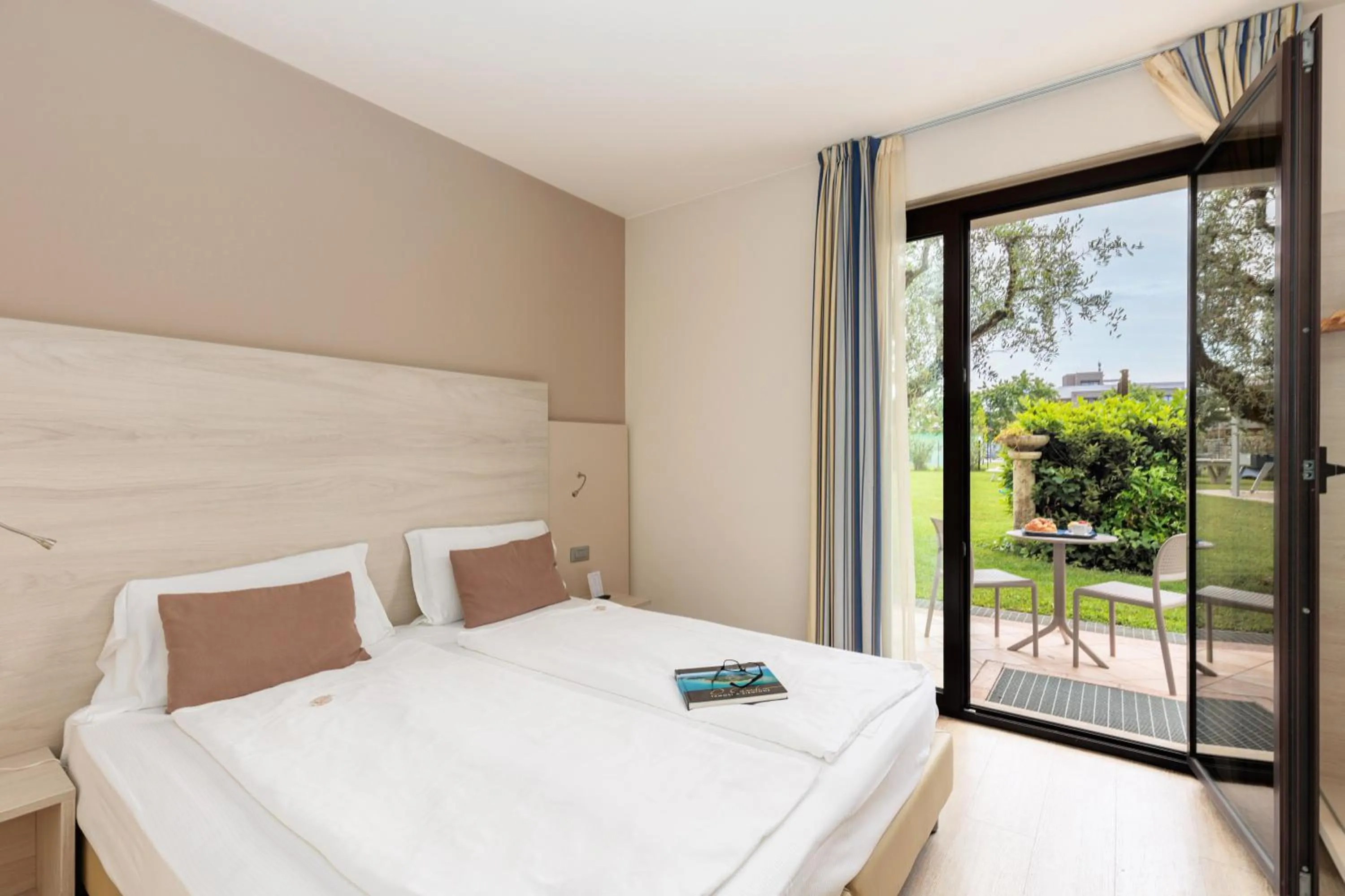 Garden, Bed in Hotel Arena