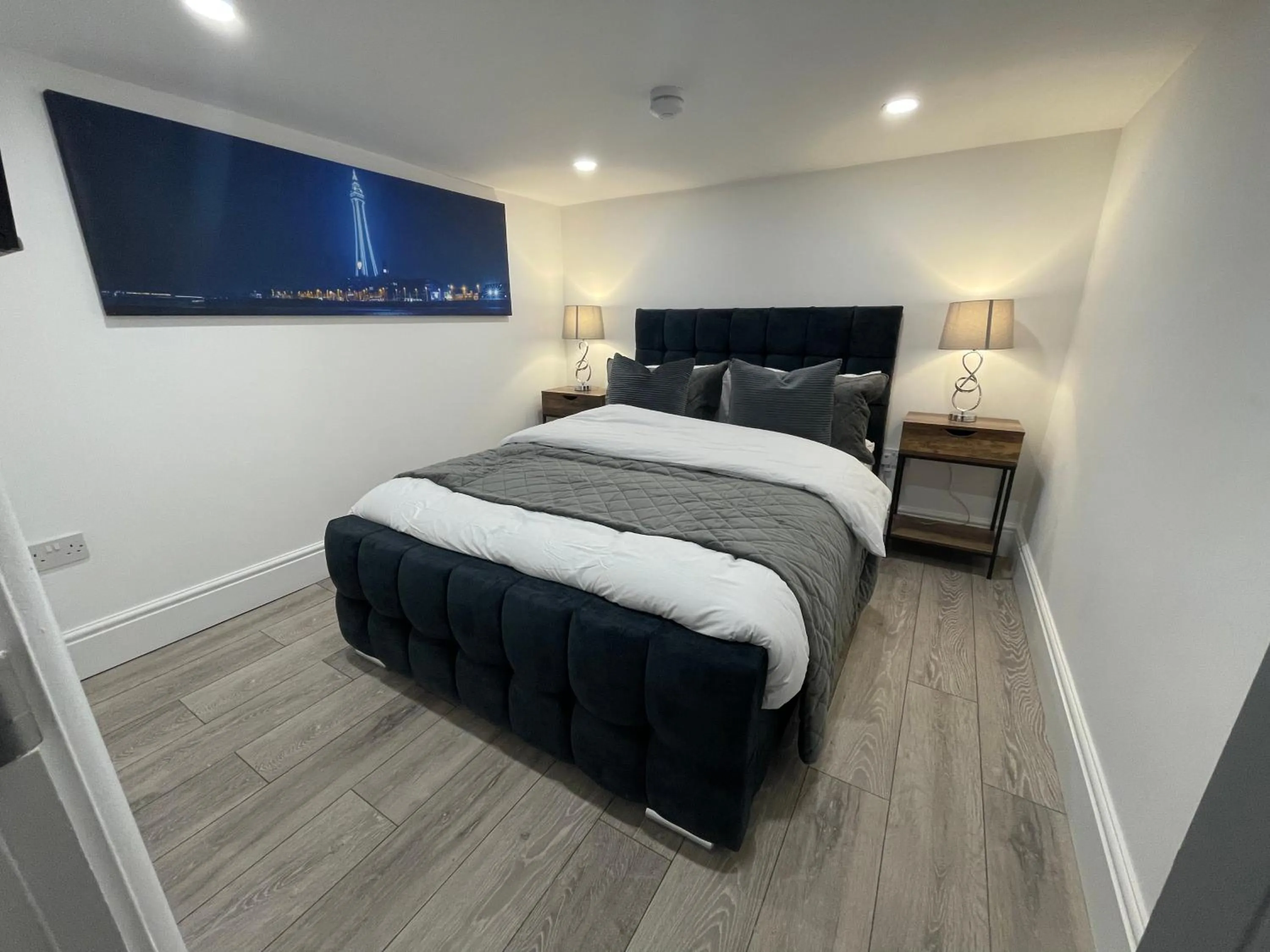 Bedroom, Bed in Osborne hot tub and jacuzzi suites