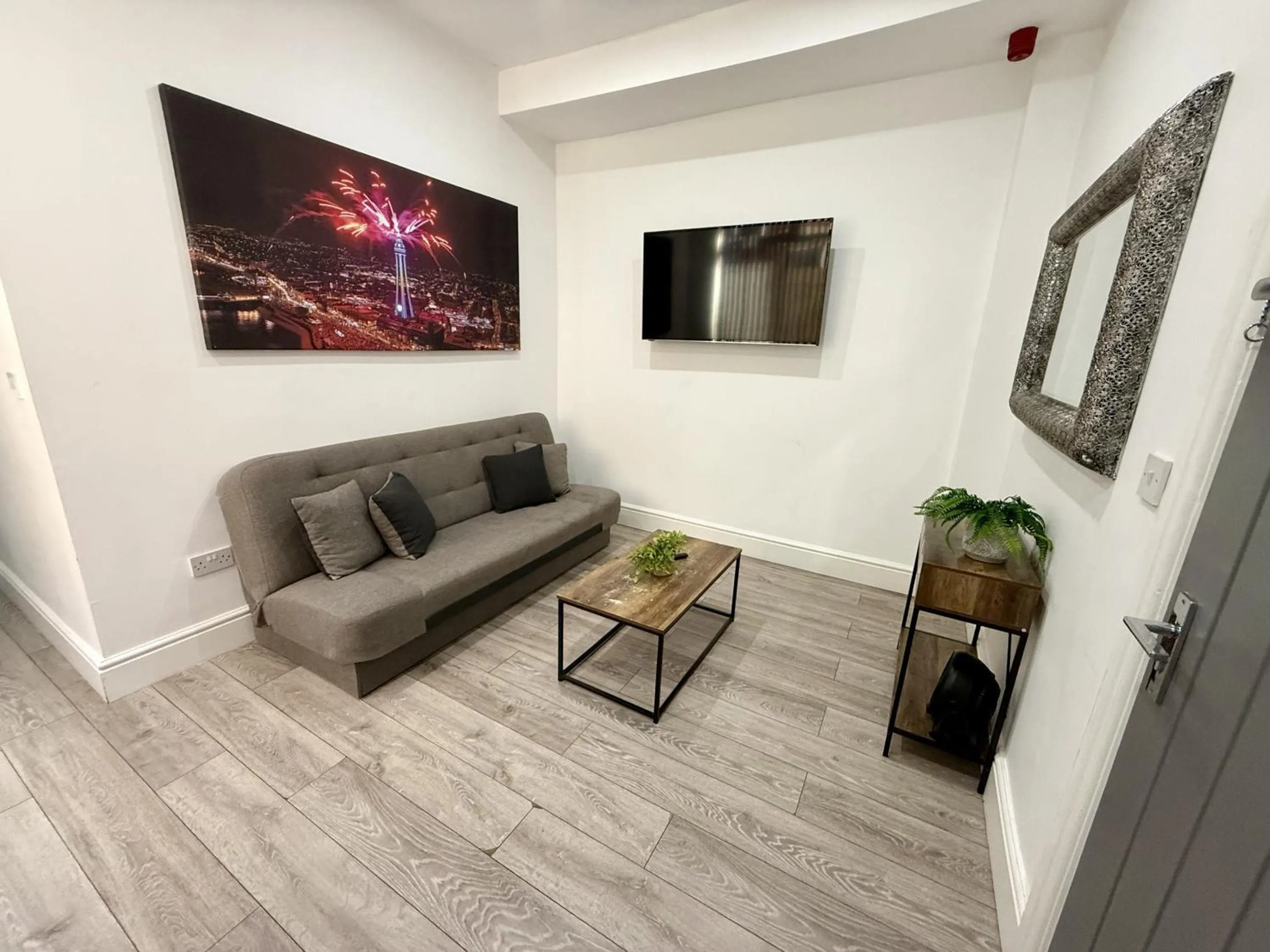 Living room in Osborne hot tub and jacuzzi suites