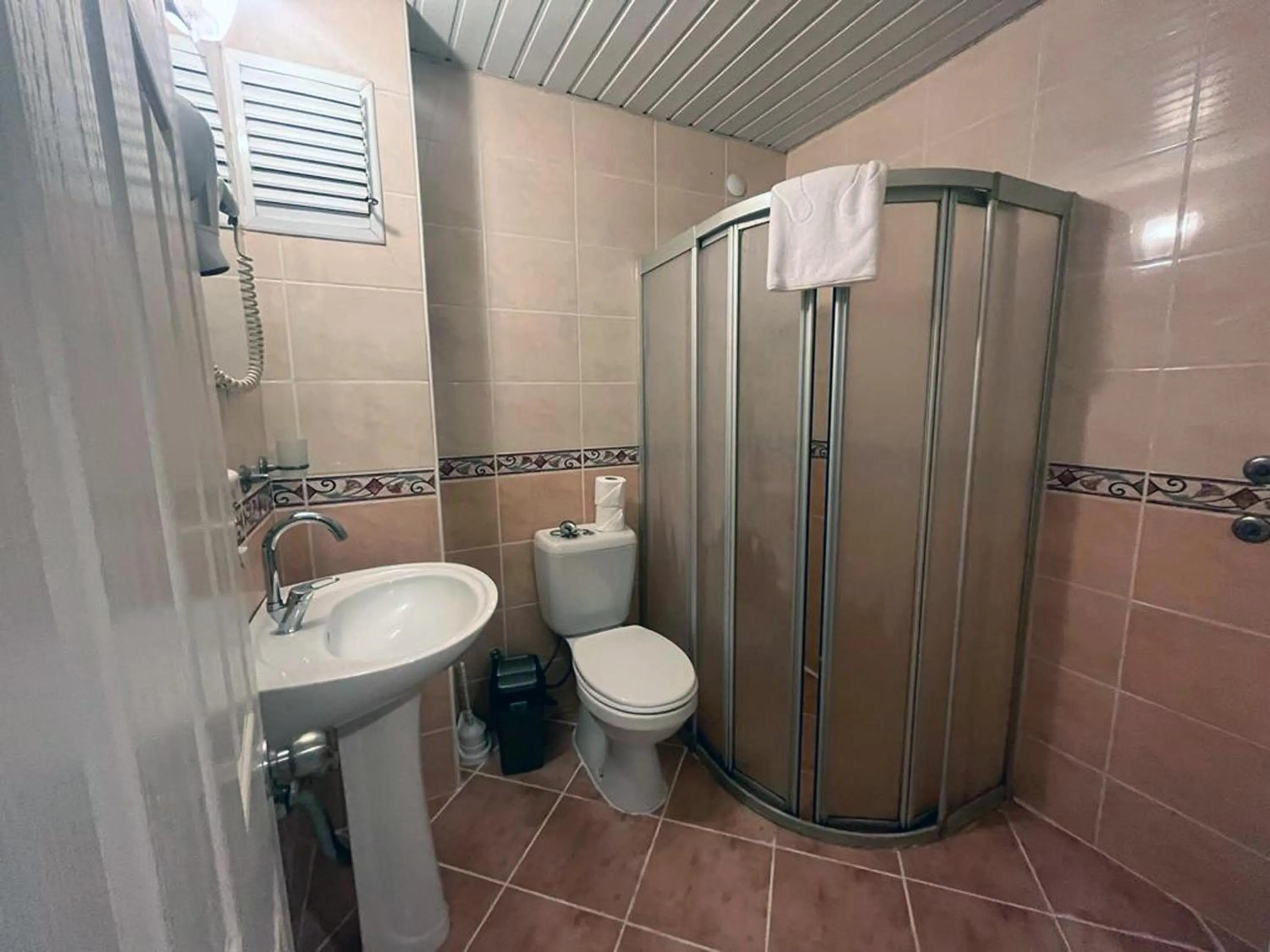 Shower in City Inn Family Apart