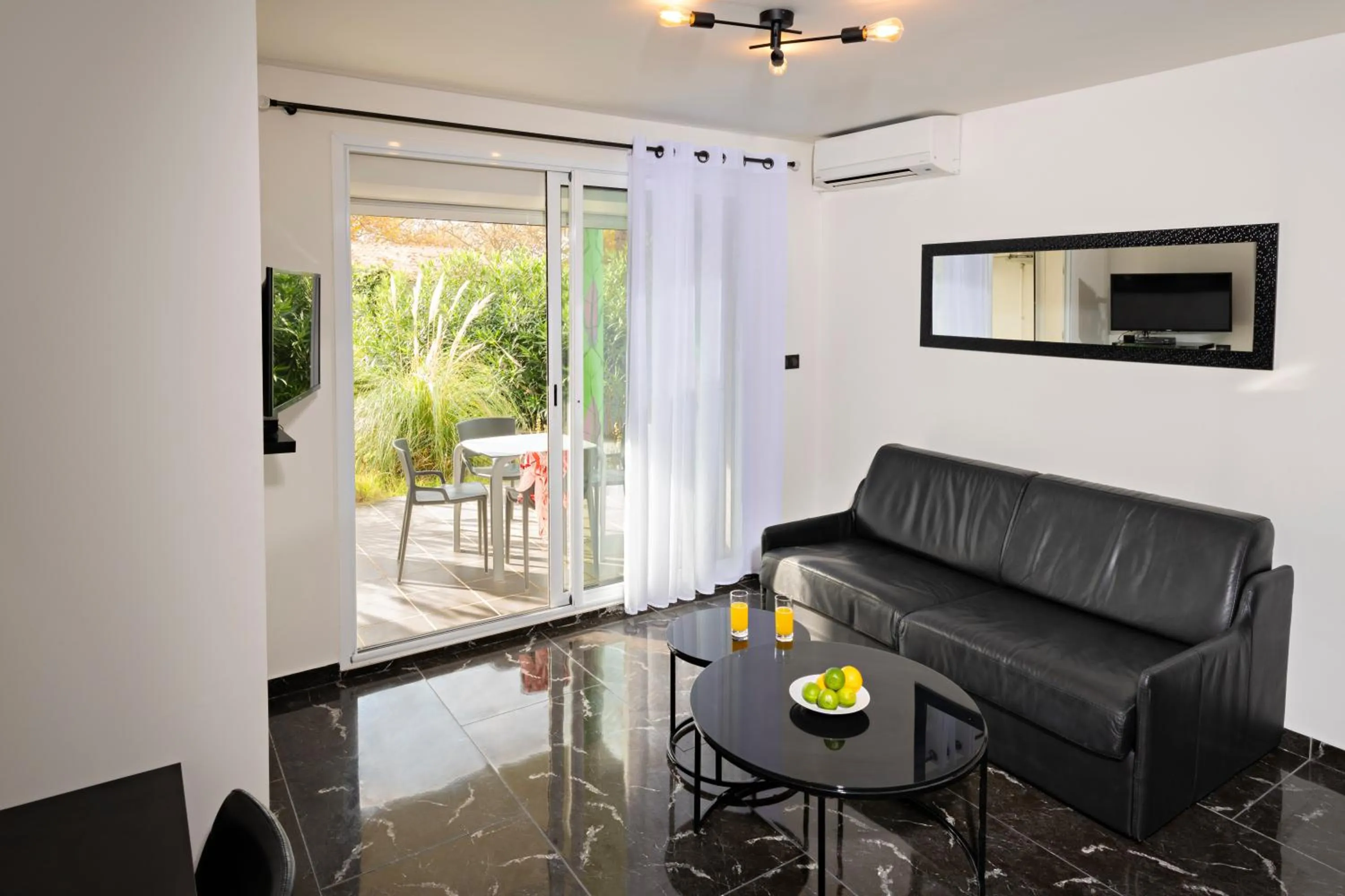 Patio in Le Jardin de Babylone Résidence Festive & Naturiste "réservé aux couples uniquement"