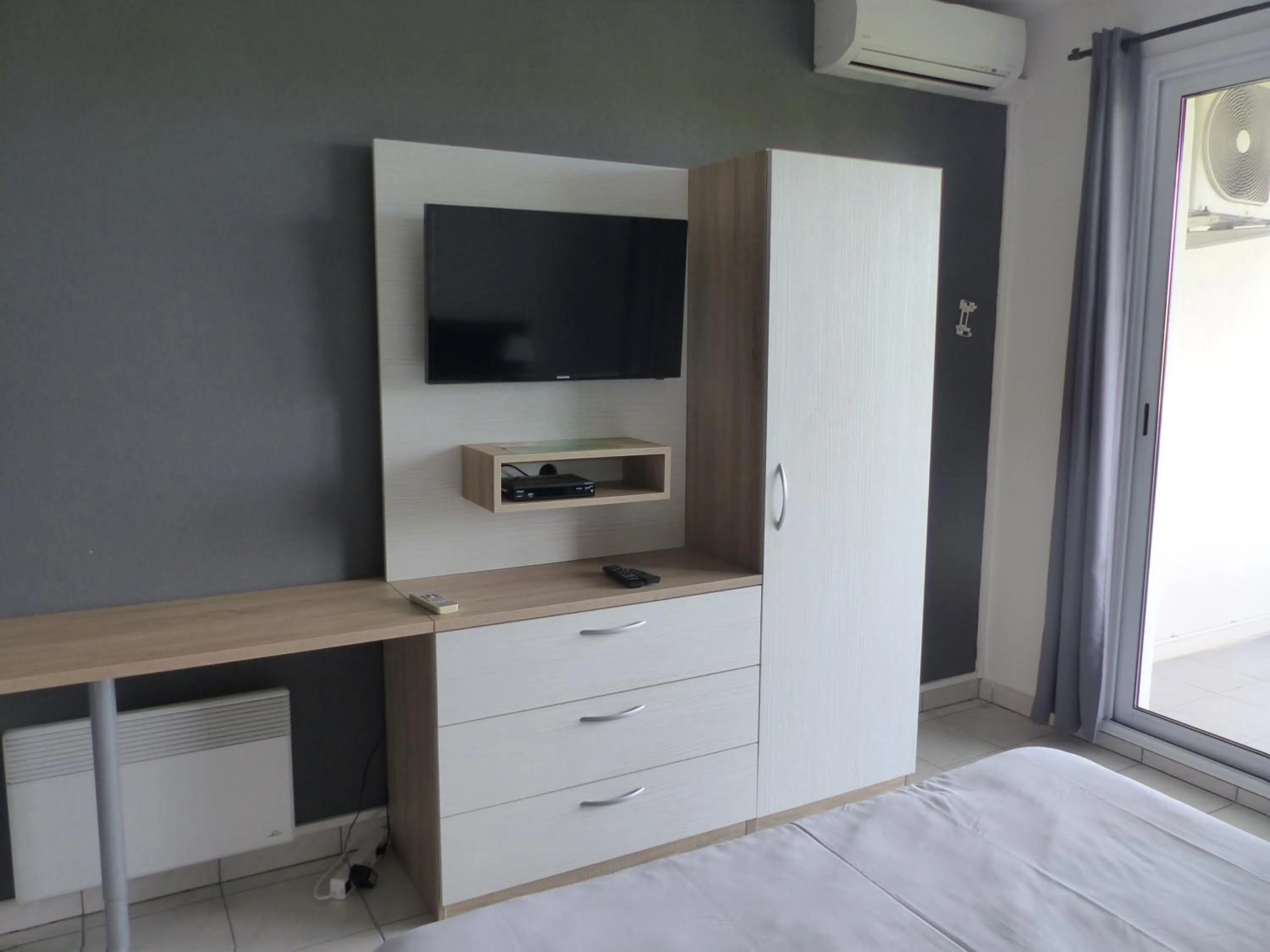 TV and multimedia in Le Jardin de Babylone Résidence Festive & Naturiste "réservé aux couples uniquement"