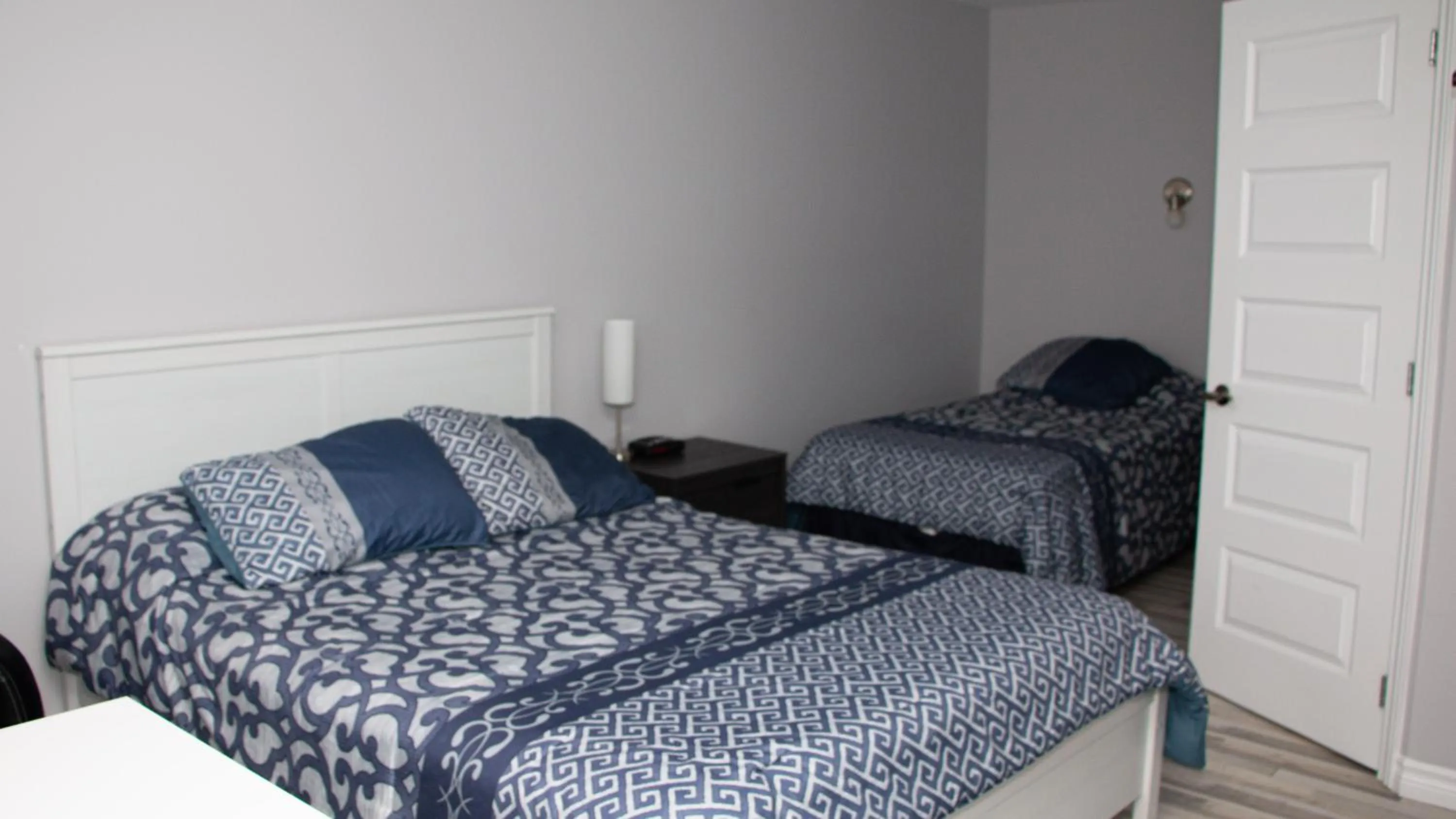 Photo of the whole room, Bed in Motel de la mer