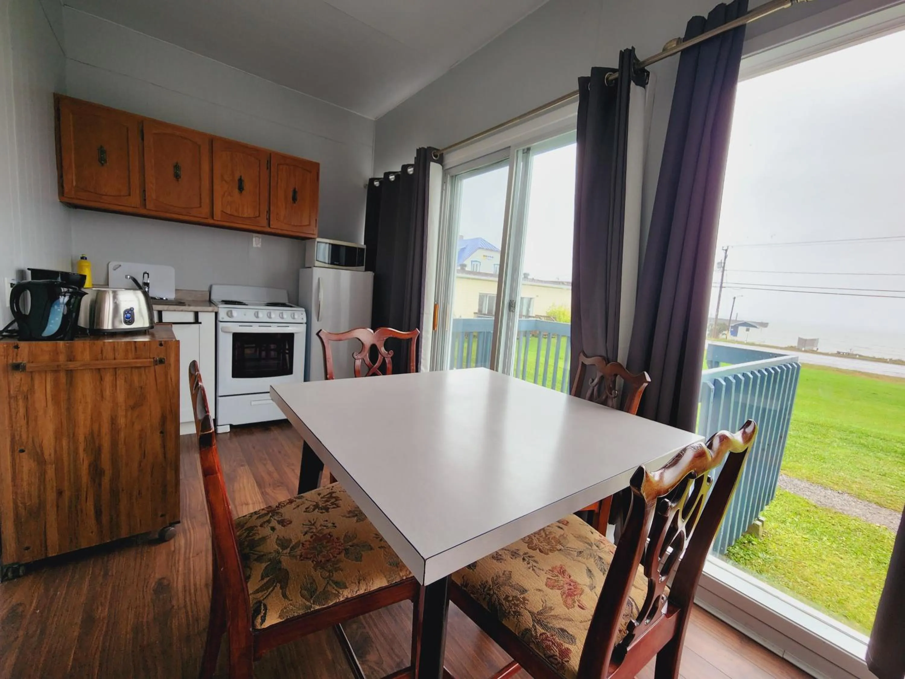 Kitchen or kitchenette in Motel de la mer