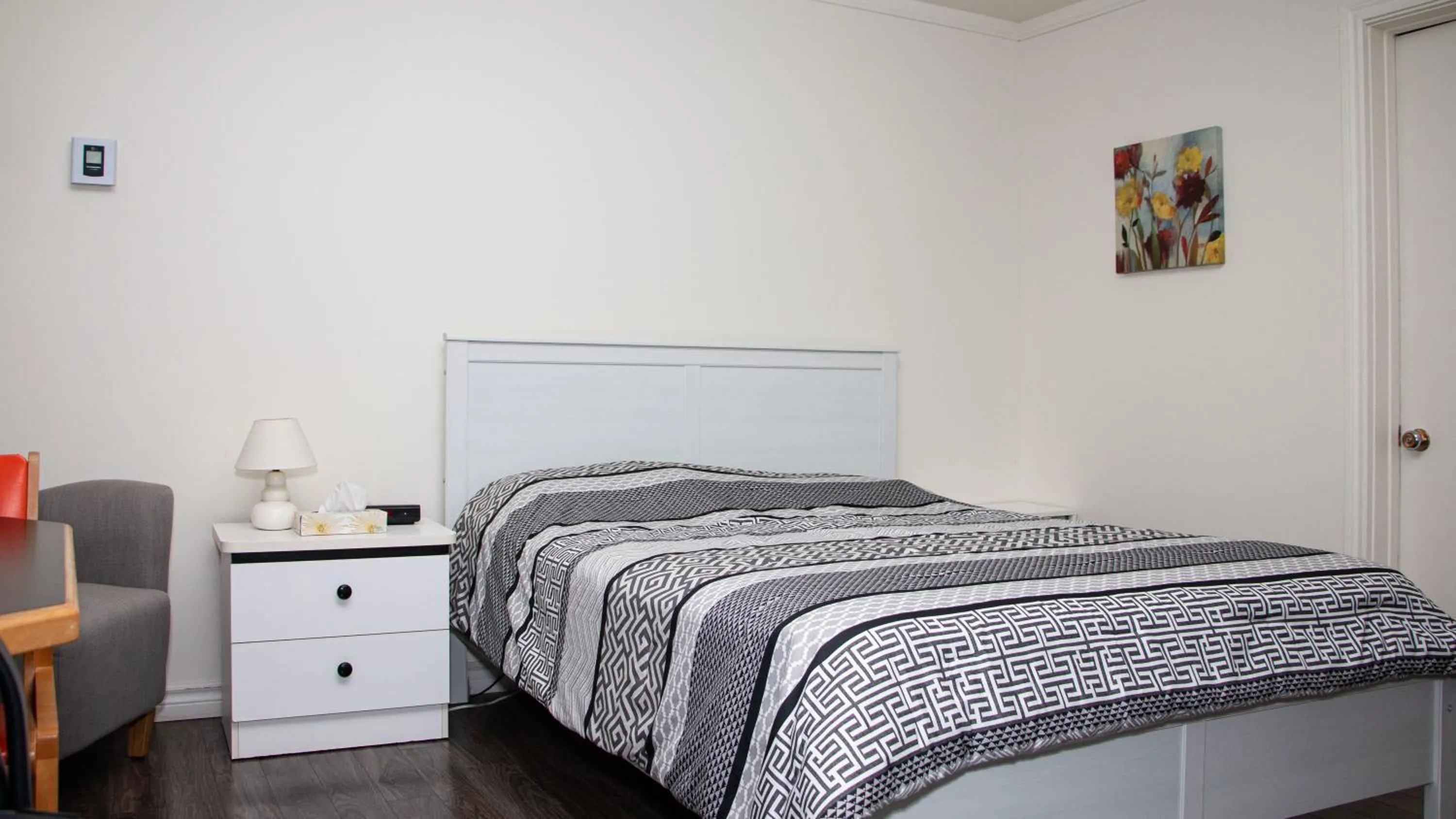 Photo of the whole room, Bed in Motel de la mer