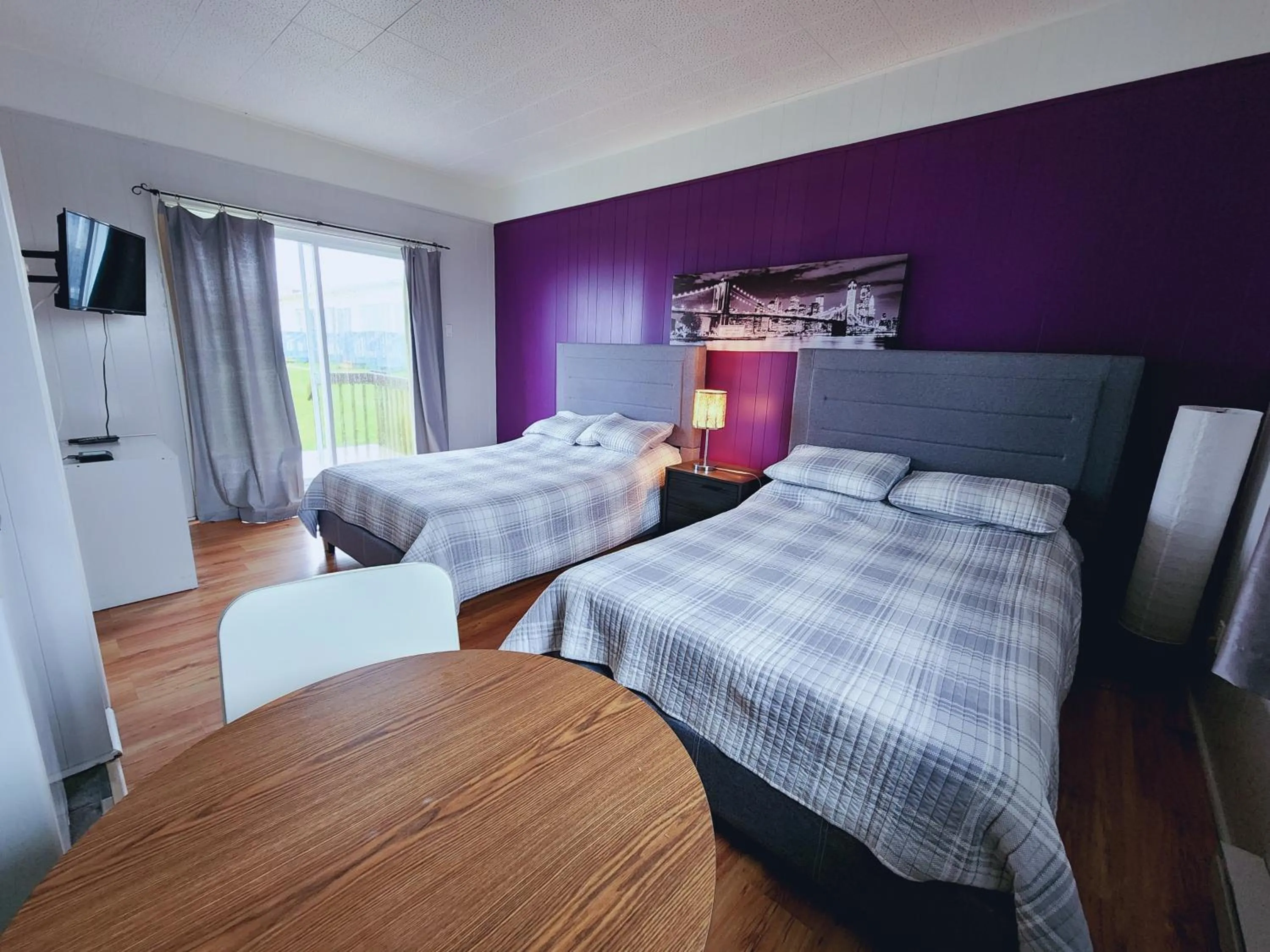 Photo of the whole room, Bed in Motel de la mer