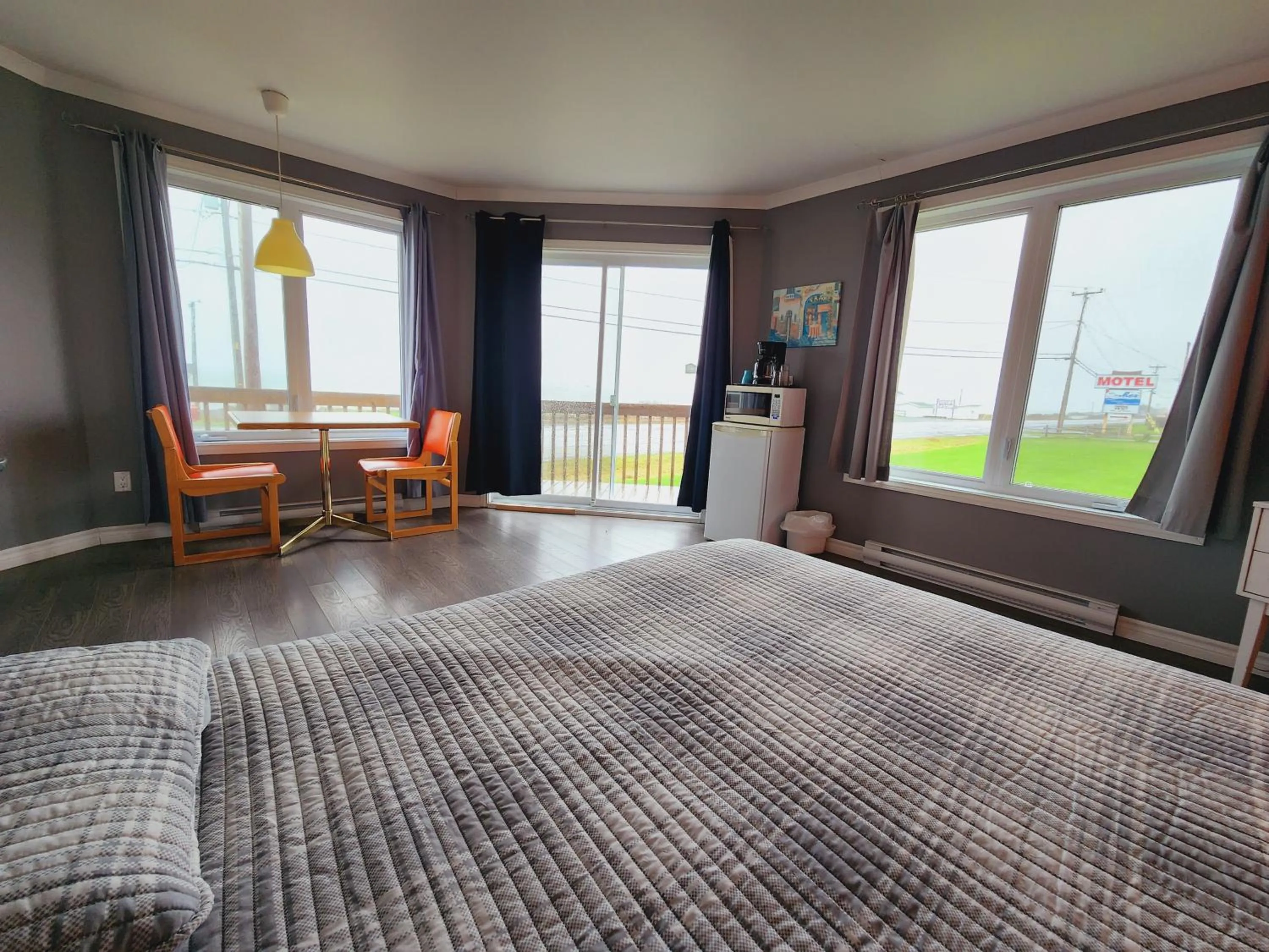 Photo of the whole room, Bed in Motel de la mer