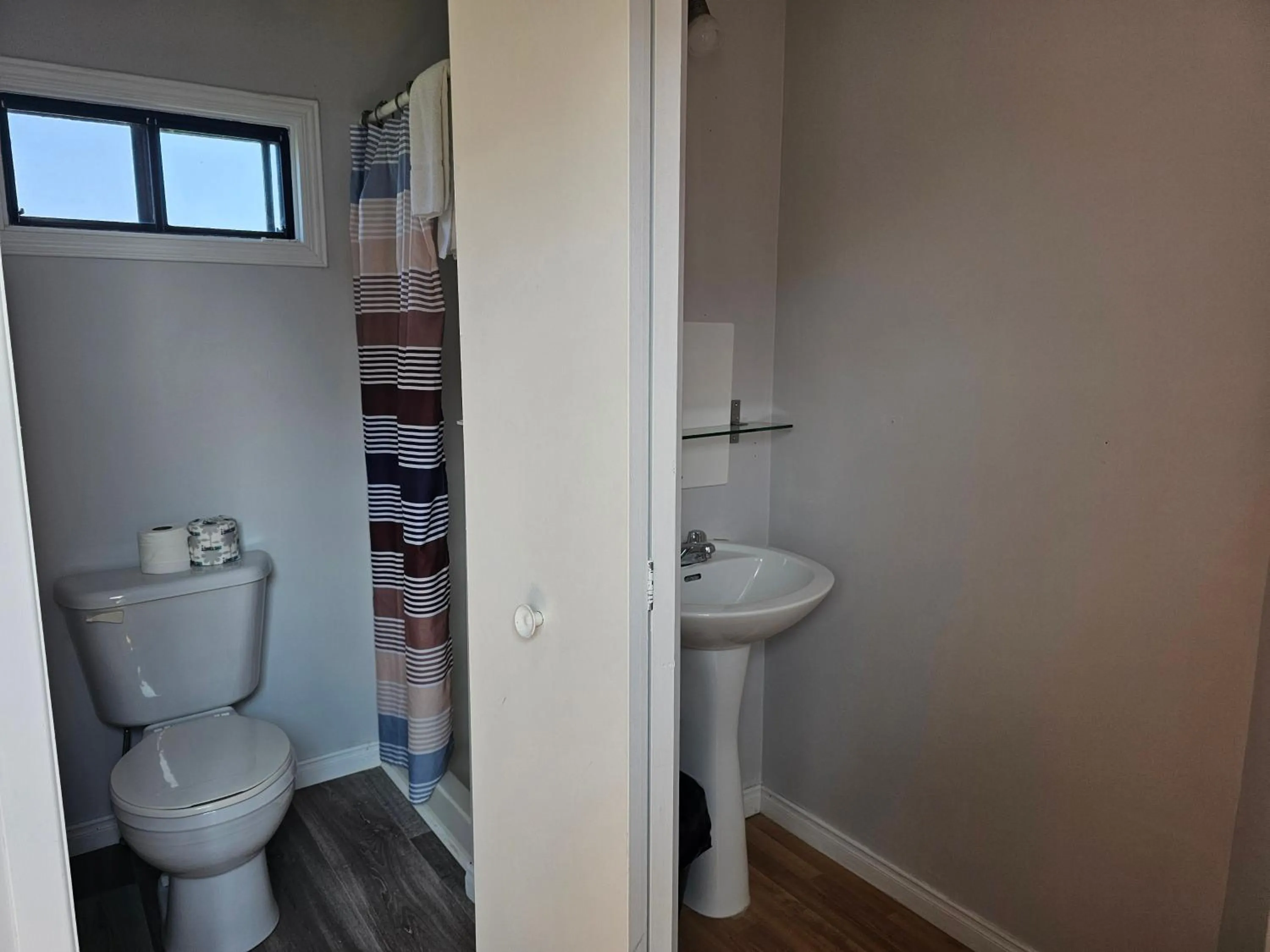 Shower in Motel de la mer