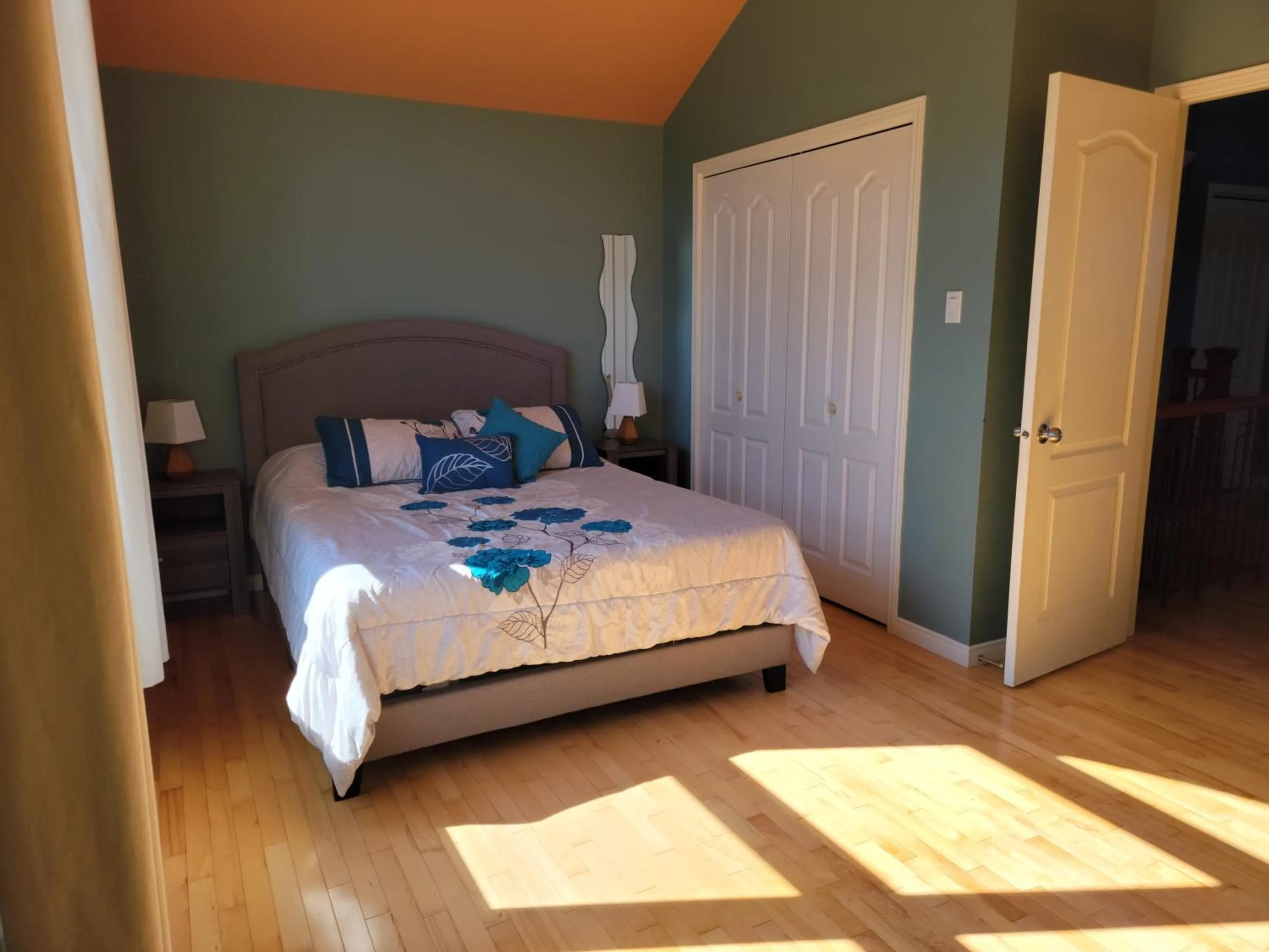 Photo of the whole room, Bed in Motel de la mer