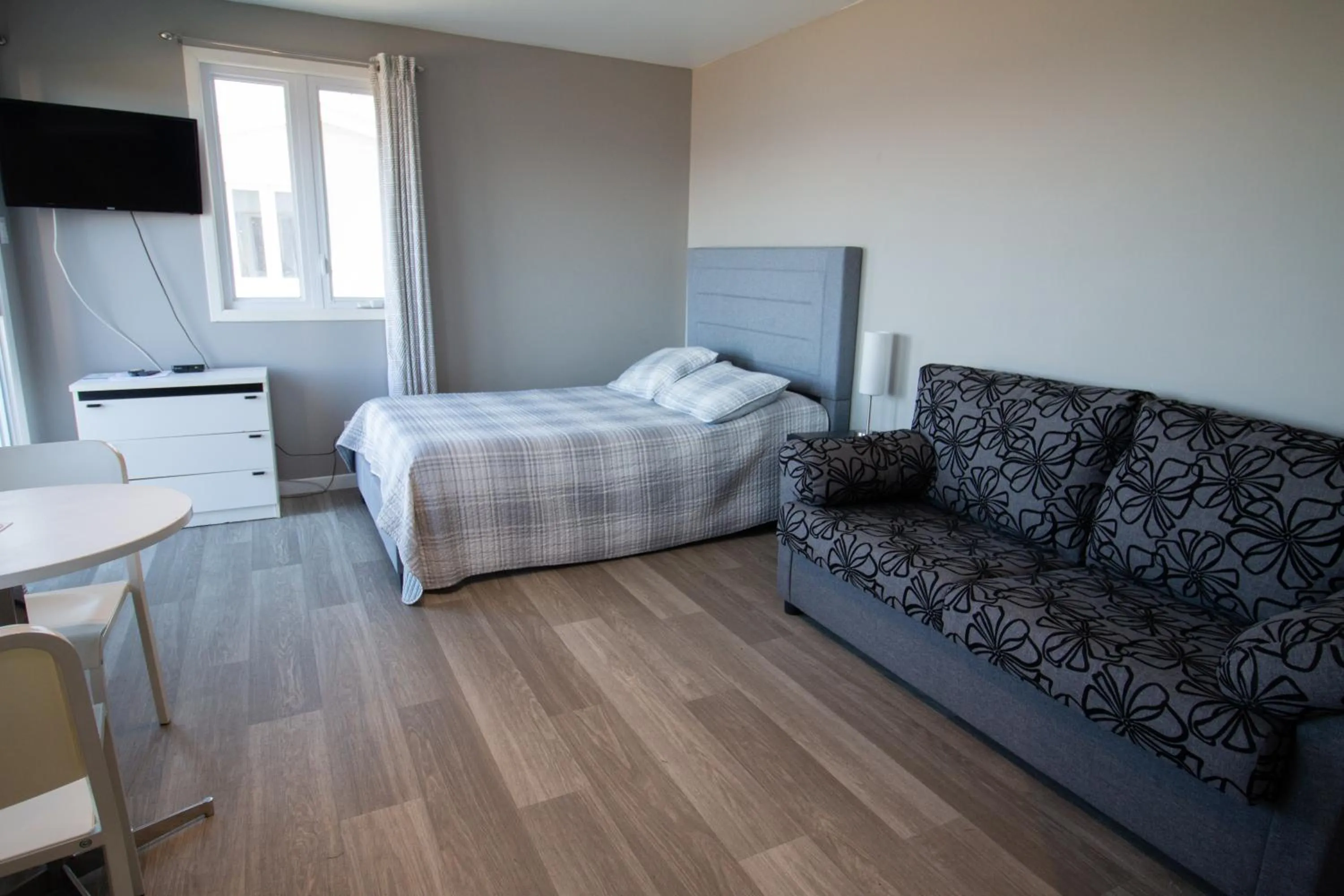 Photo of the whole room, Bed in Motel de la mer