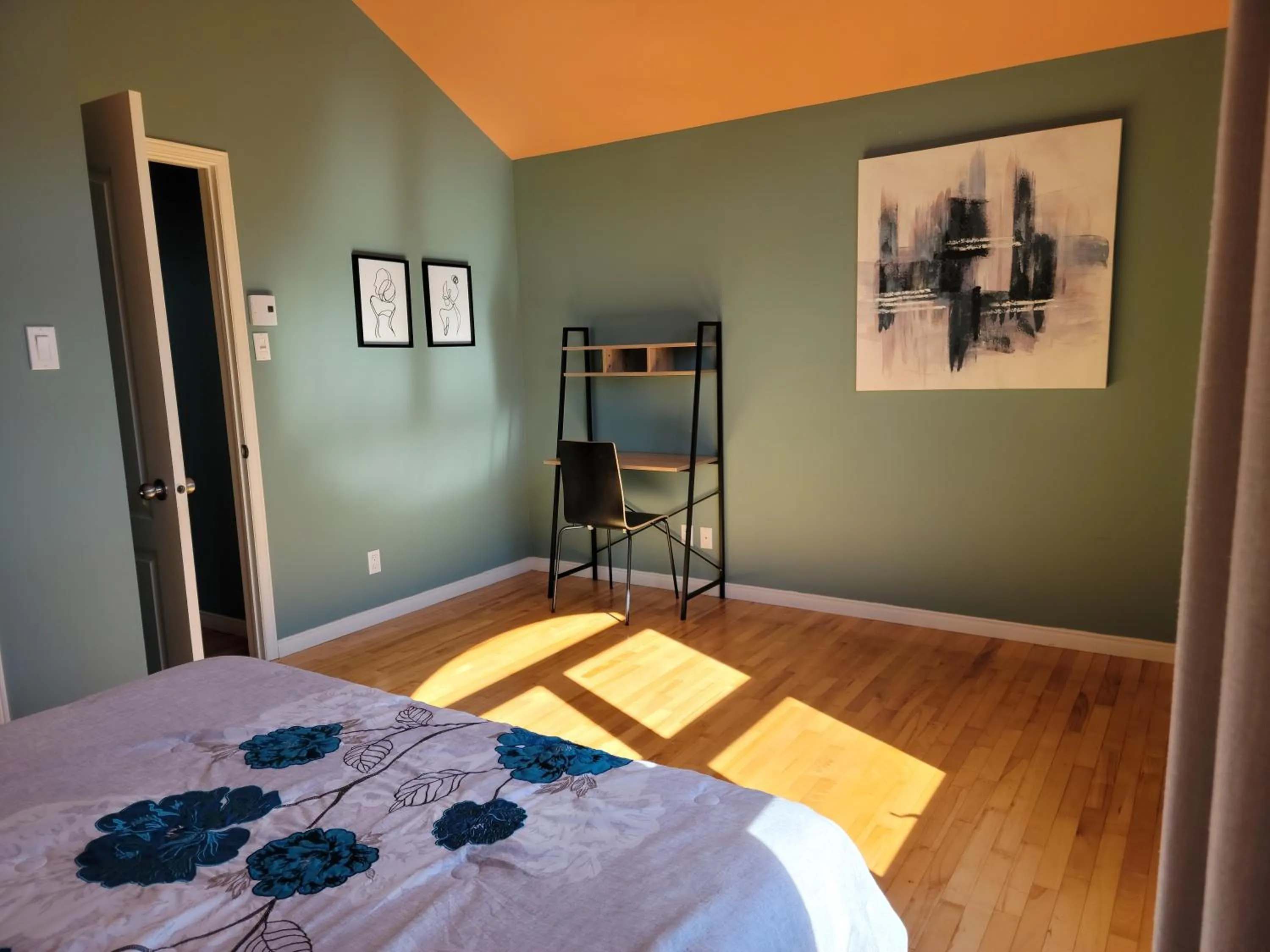 Photo of the whole room, Bed in Motel de la mer