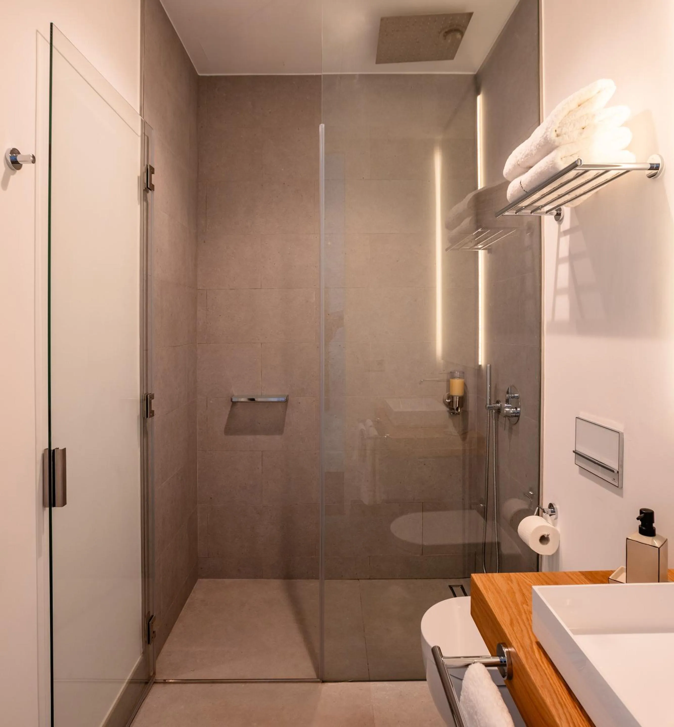 Shower in The Park Suites by IRES LAR