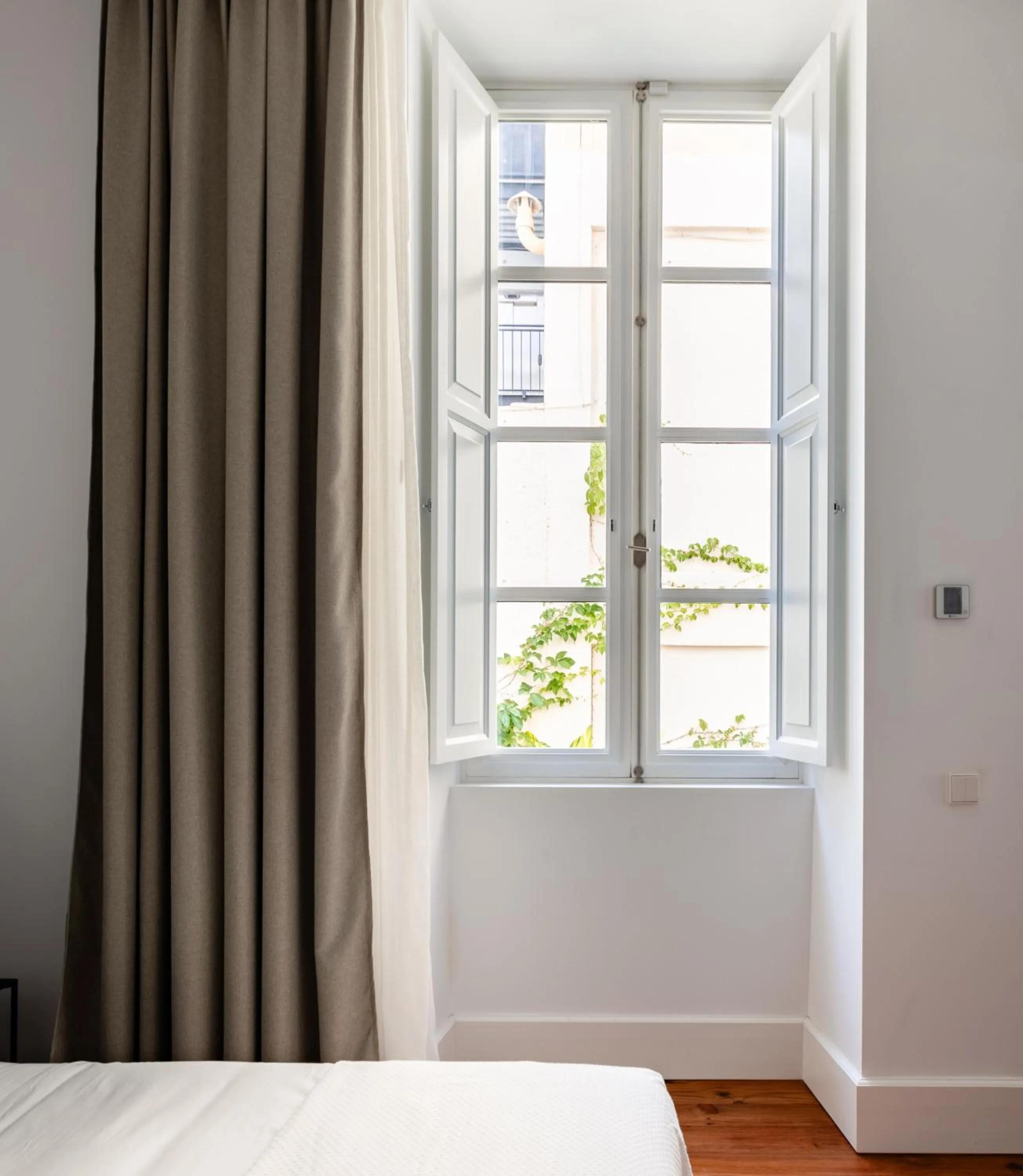 Photo of the whole room, Bed in The Park Suites by IRES LAR