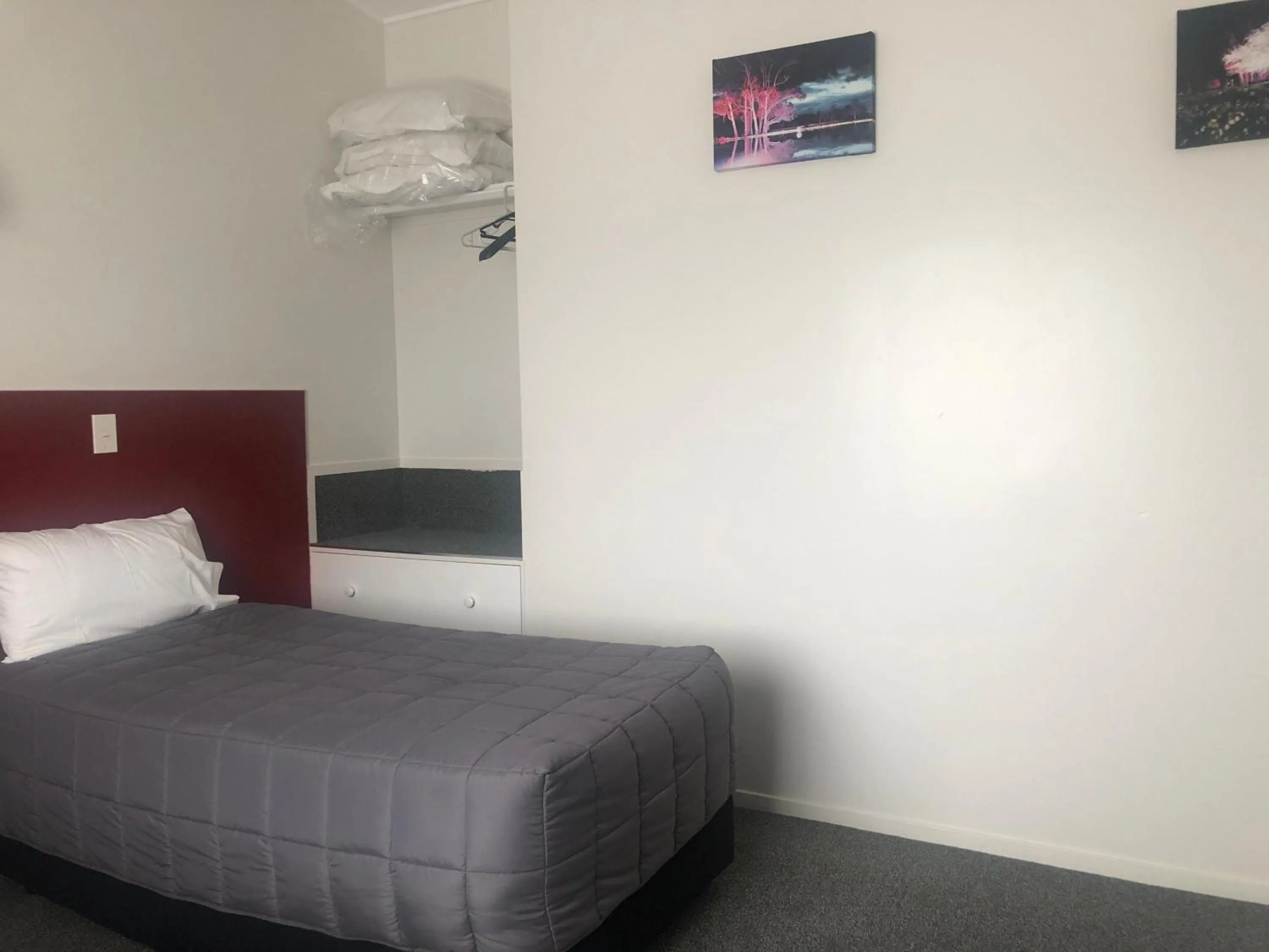 Bedroom, Bed in Thornton Lodge Motel