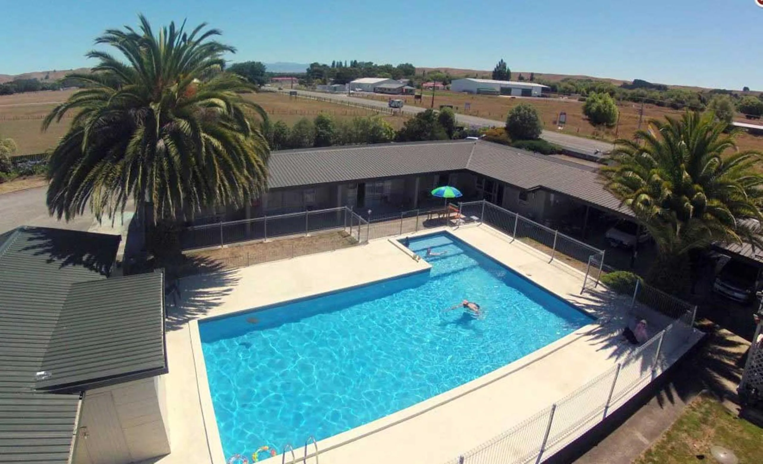 Swimming pool in Thornton Lodge Motel