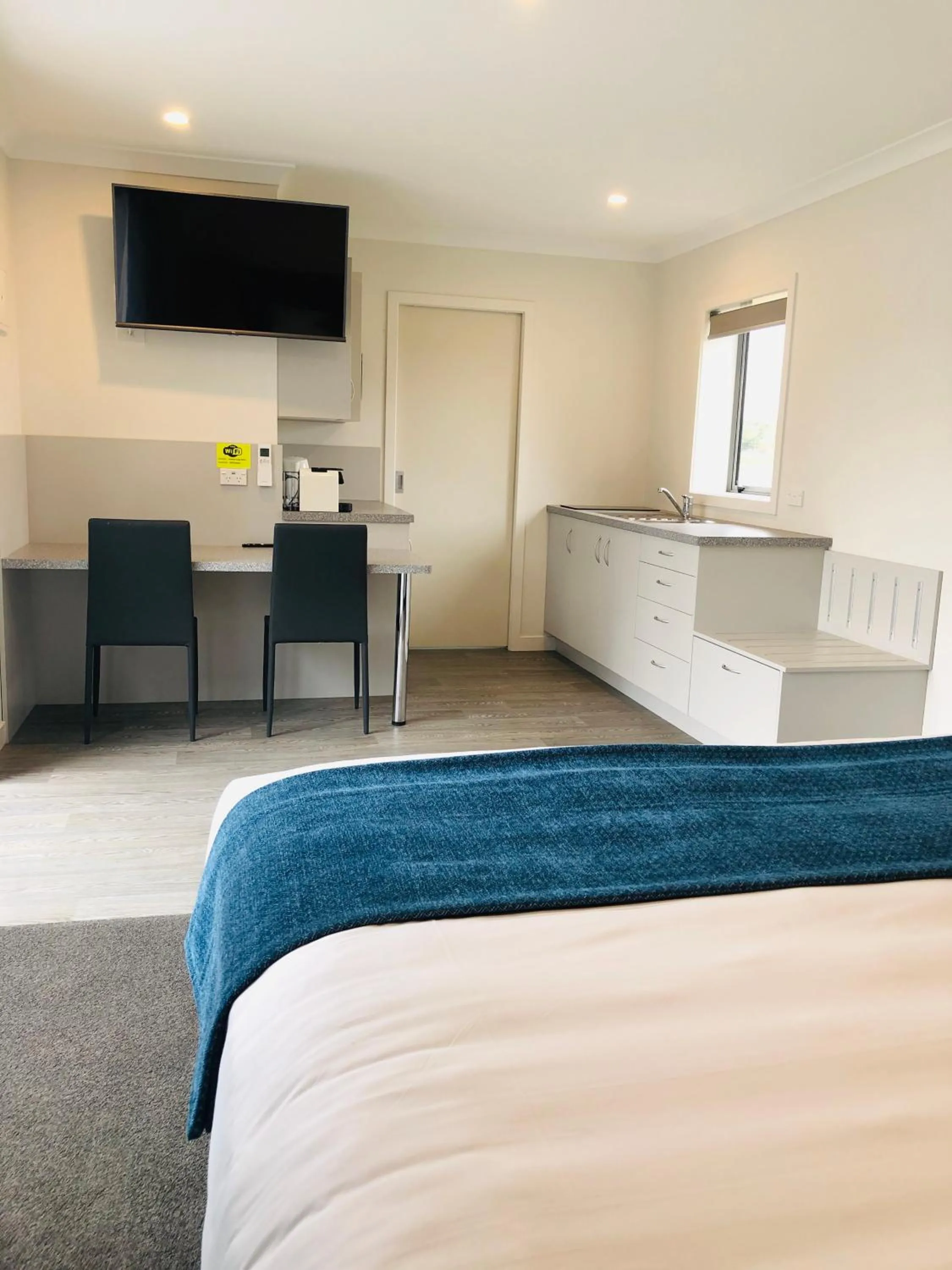 Bed in Thornton Lodge Motel