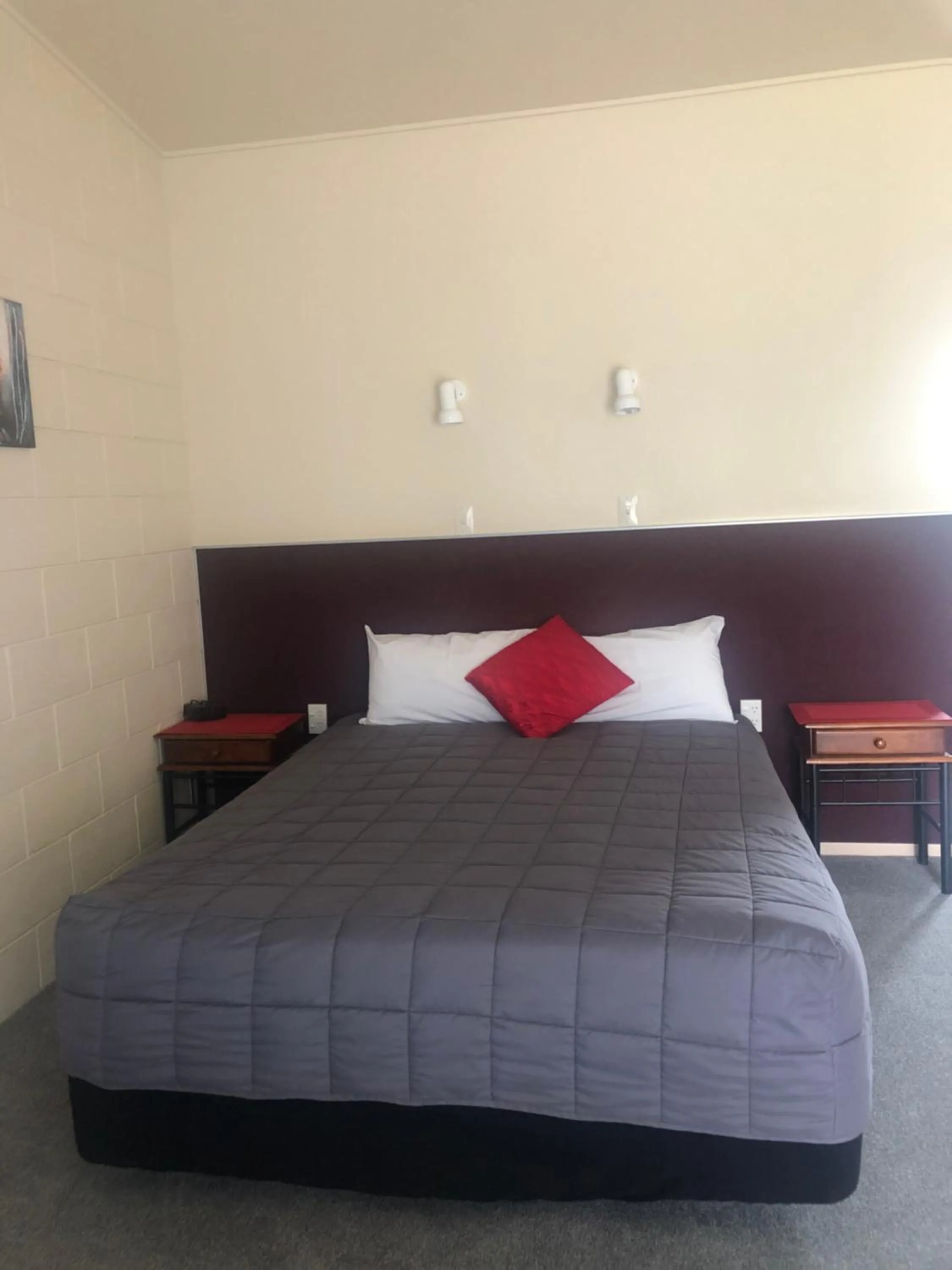 Bed in Thornton Lodge Motel