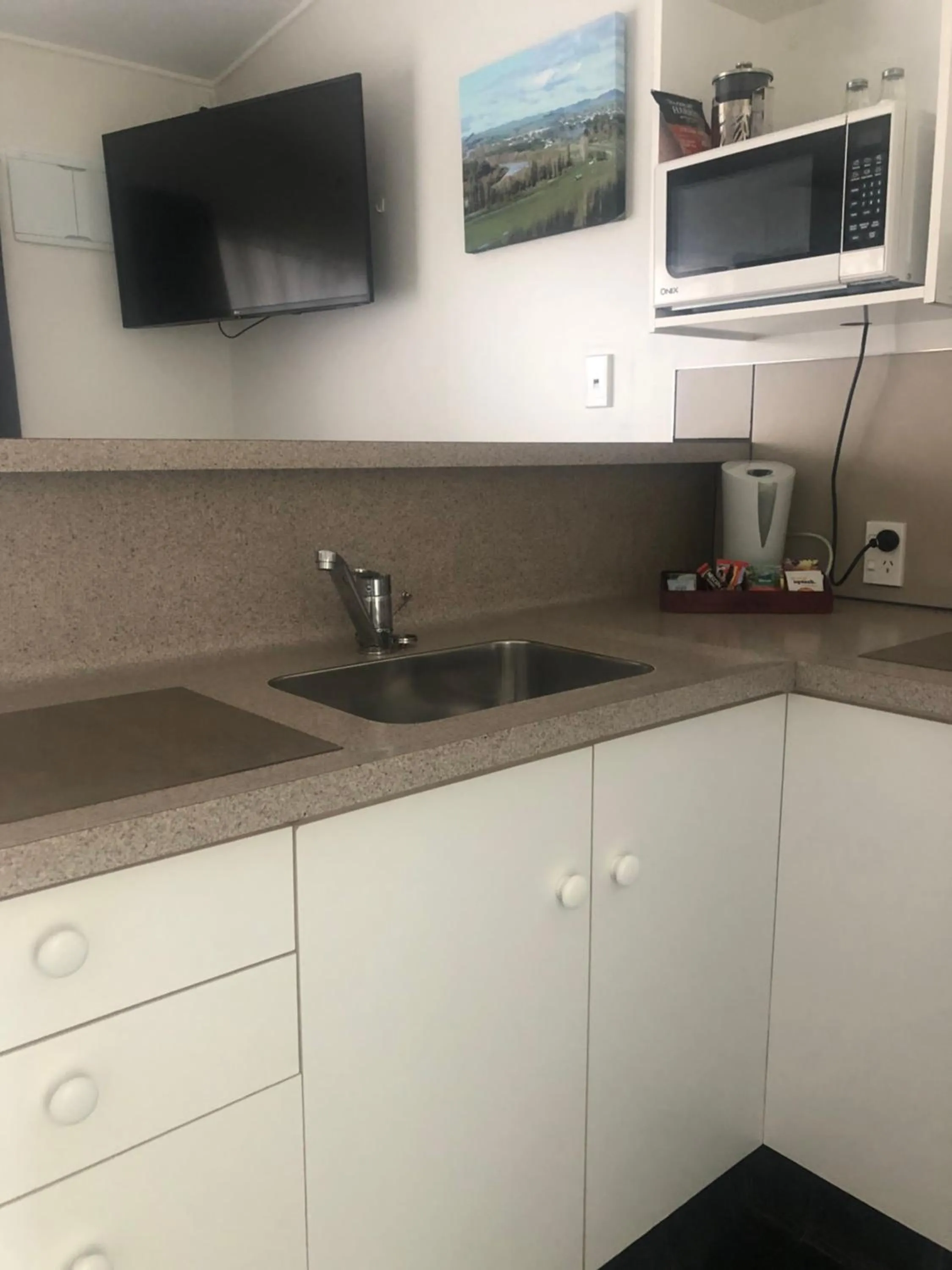 Kitchen or kitchenette in Thornton Lodge Motel