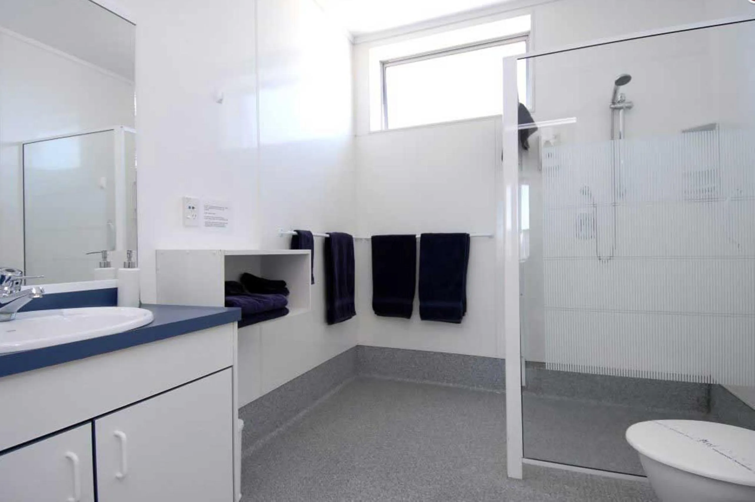 Bathroom in Thornton Lodge Motel