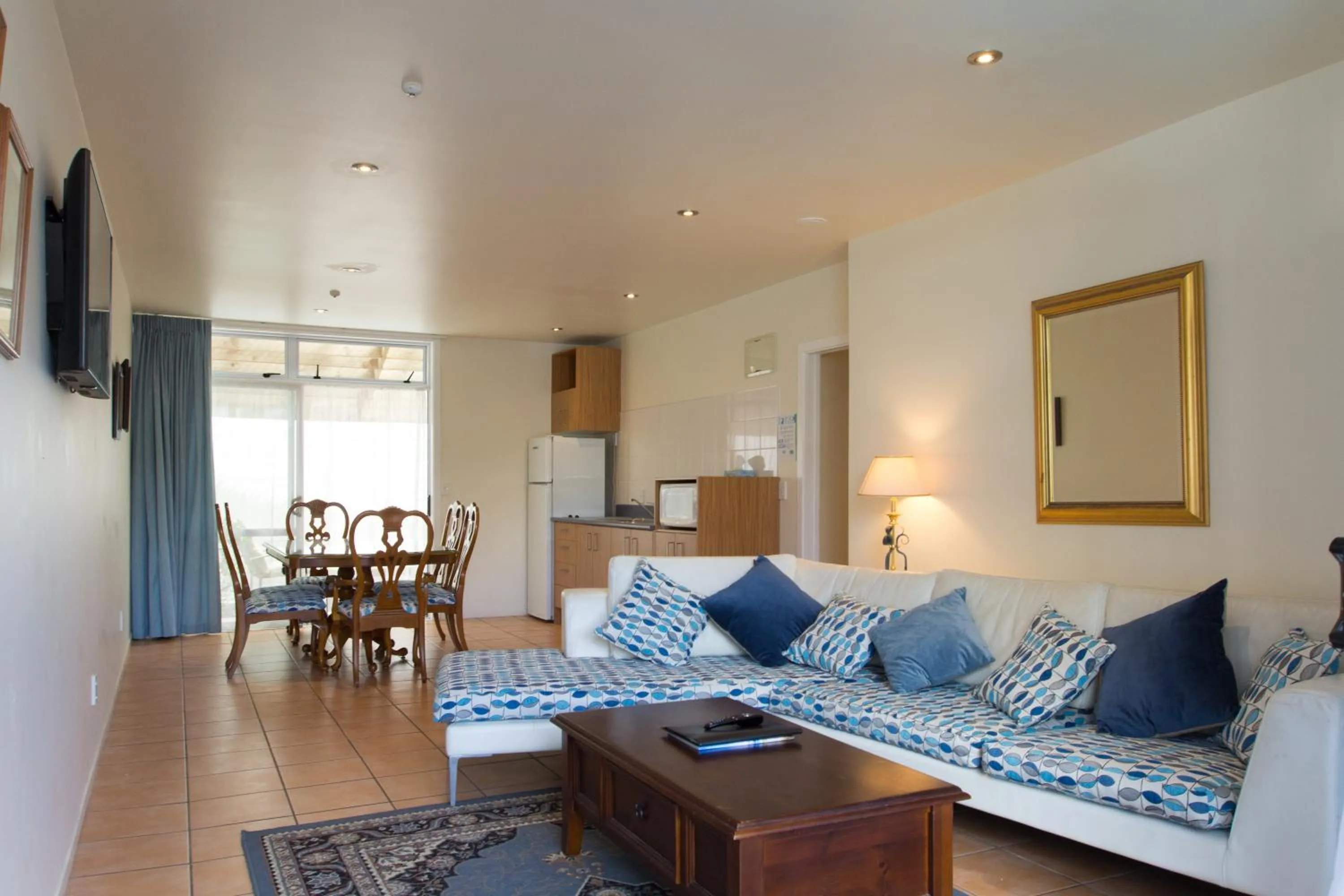 Living room in Commodores Lodge