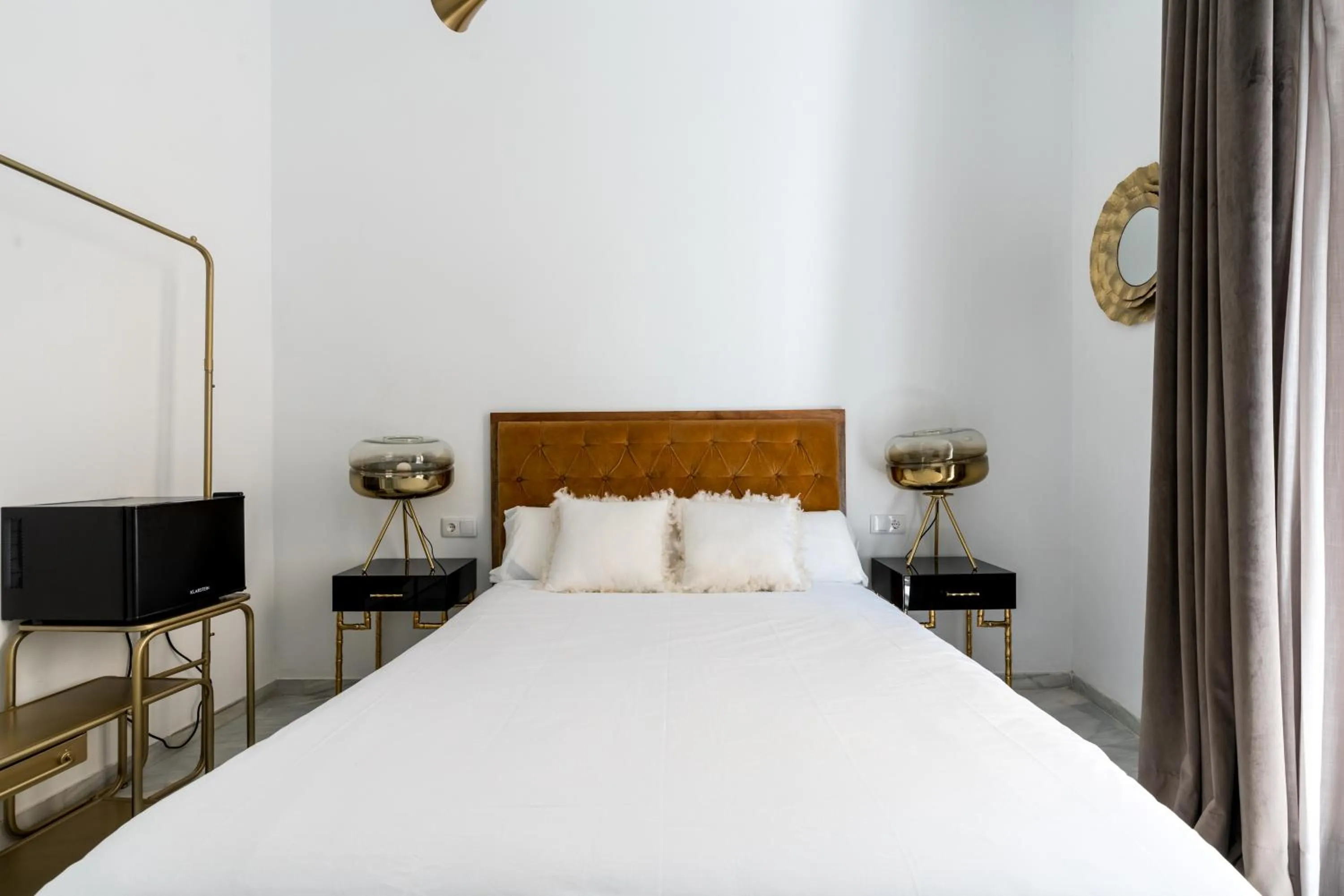 Photo of the whole room, Bed in Hostal Roomsole