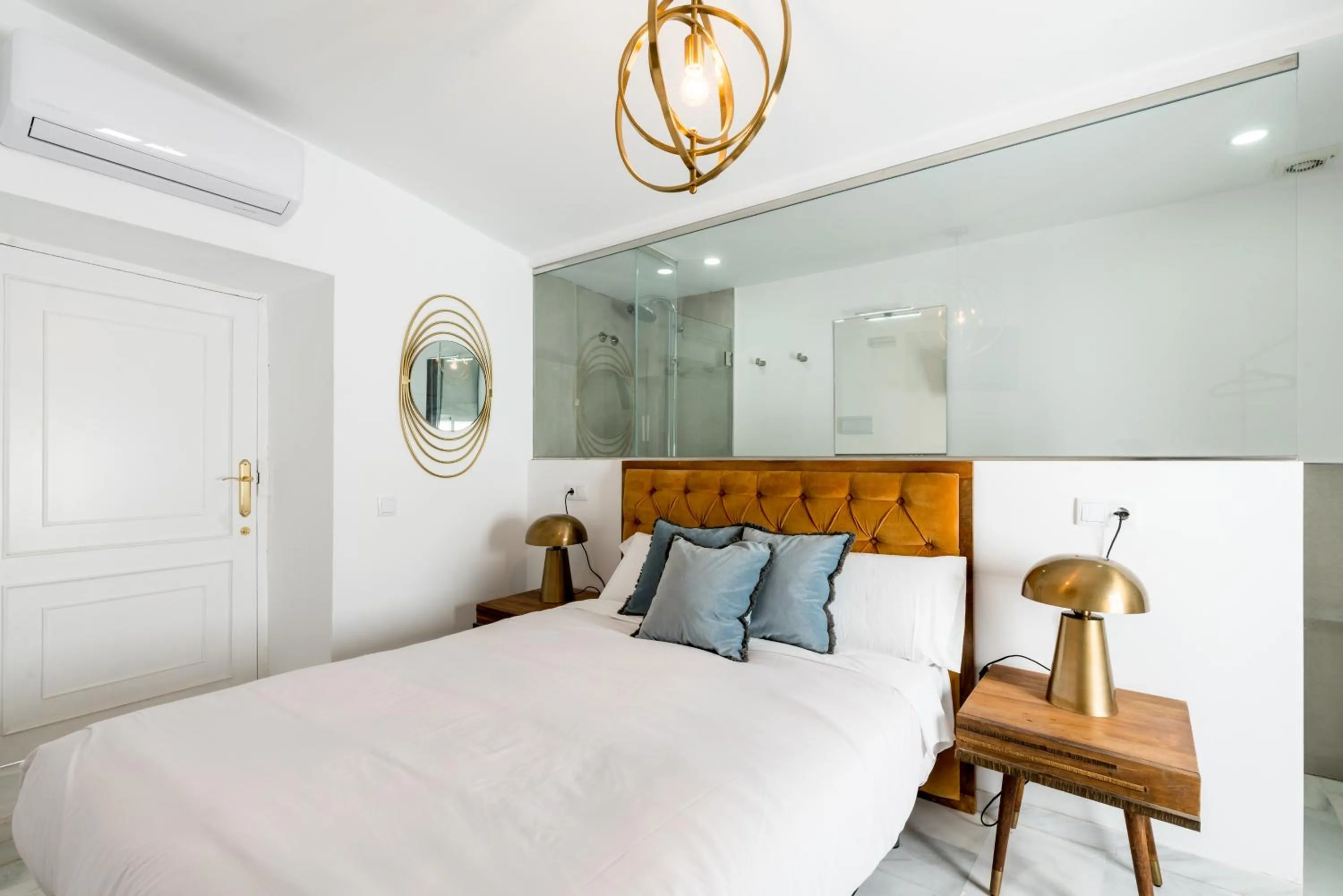 Photo of the whole room, Bed in Hostal Roomsole