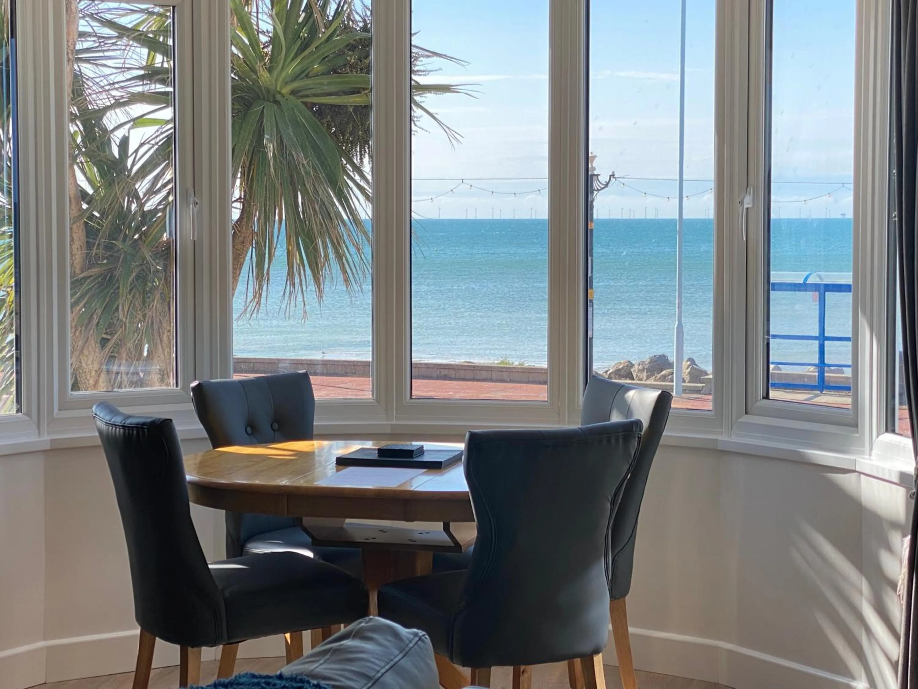 WORTHING BEACH 180 - 2 bed seafront apartment with private parking