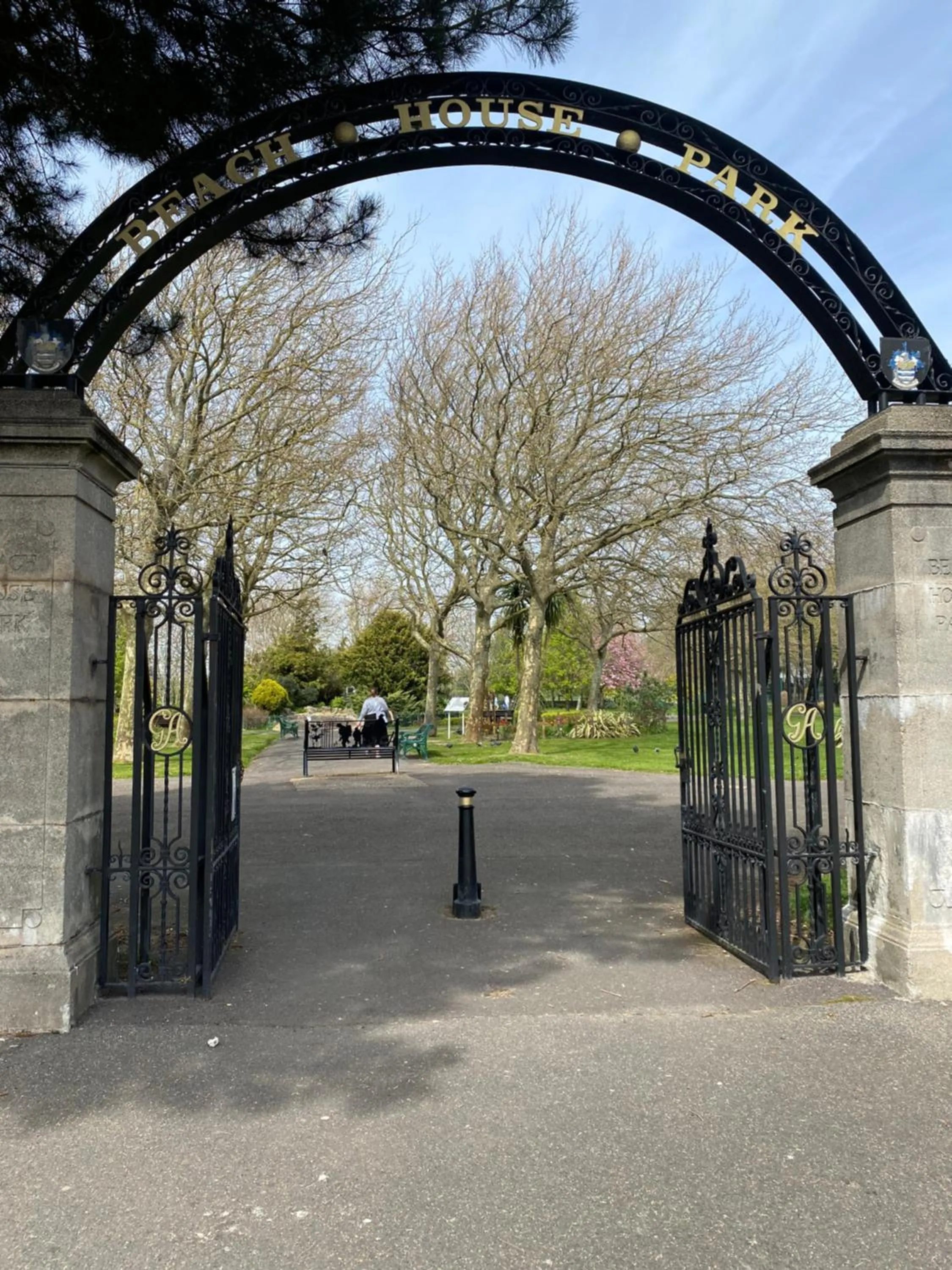 WORTHING BEACH 180 - 2 bed seafront apartment with private parking