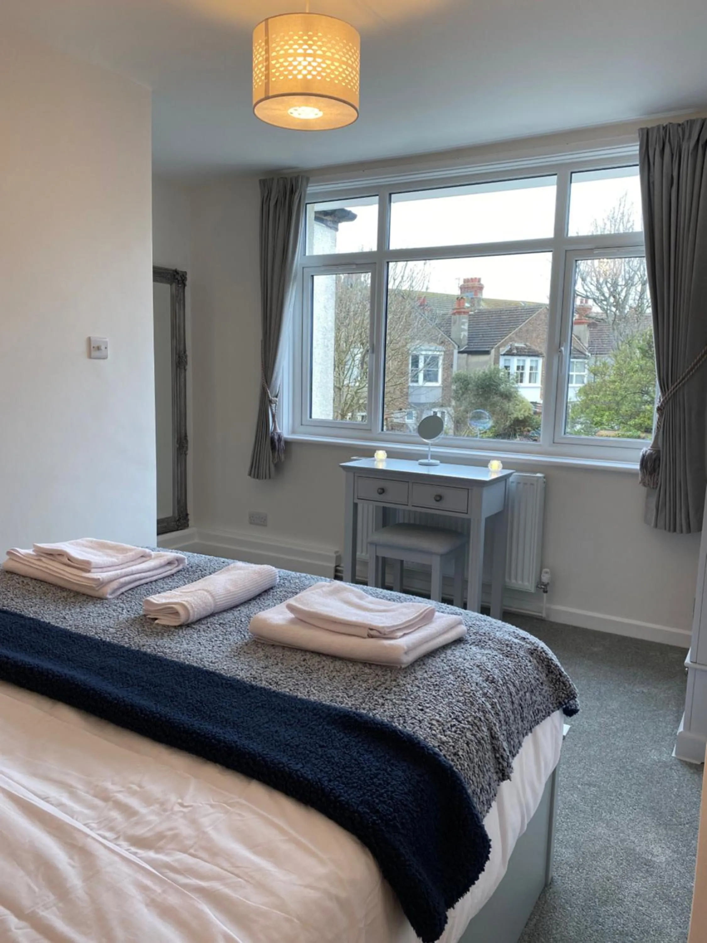 Bed in WORTHING BEACH 180 - 2 bed seafront apartment with private parking