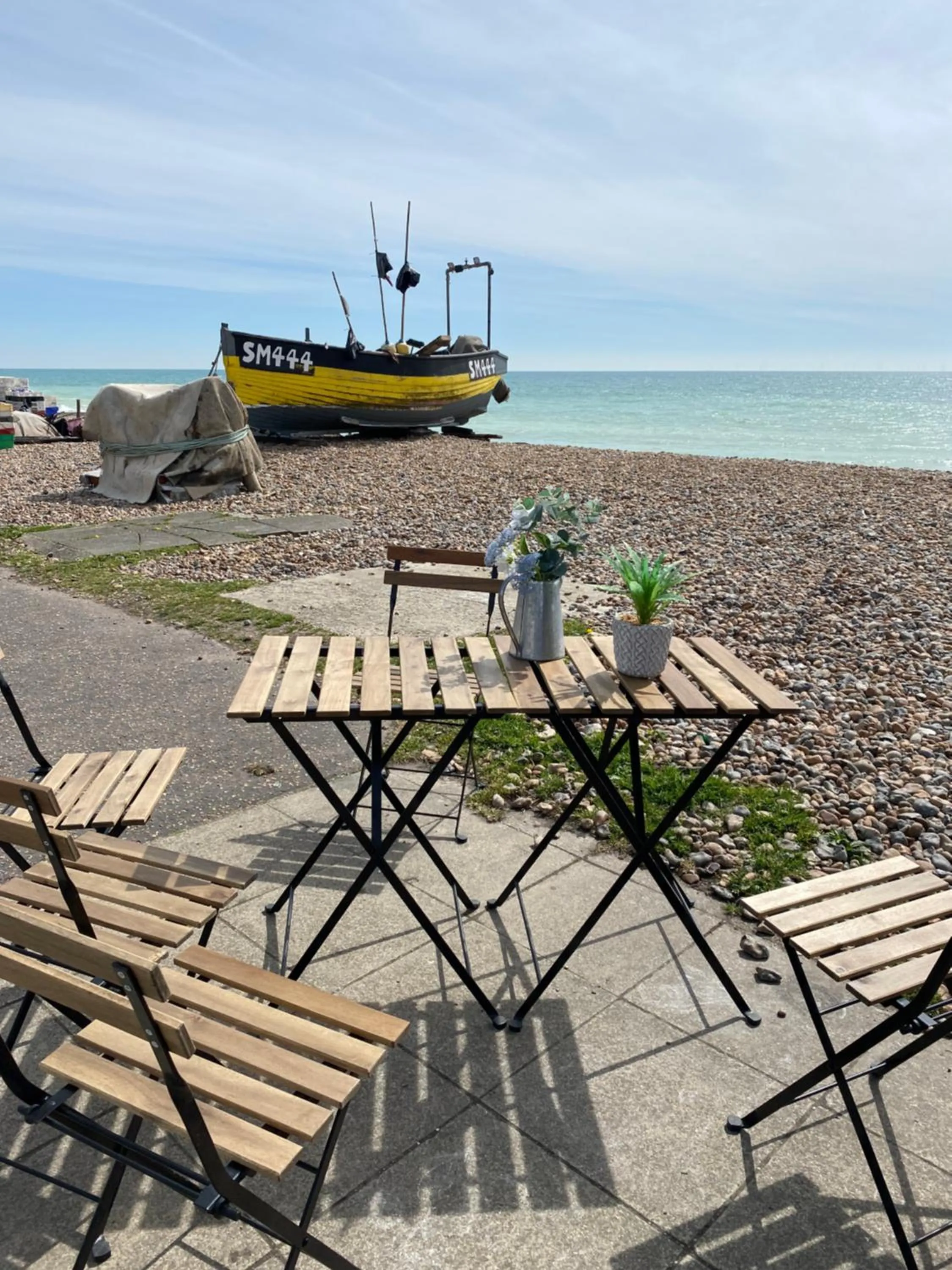 WORTHING BEACH 180 - 2 bed seafront apartment with private parking