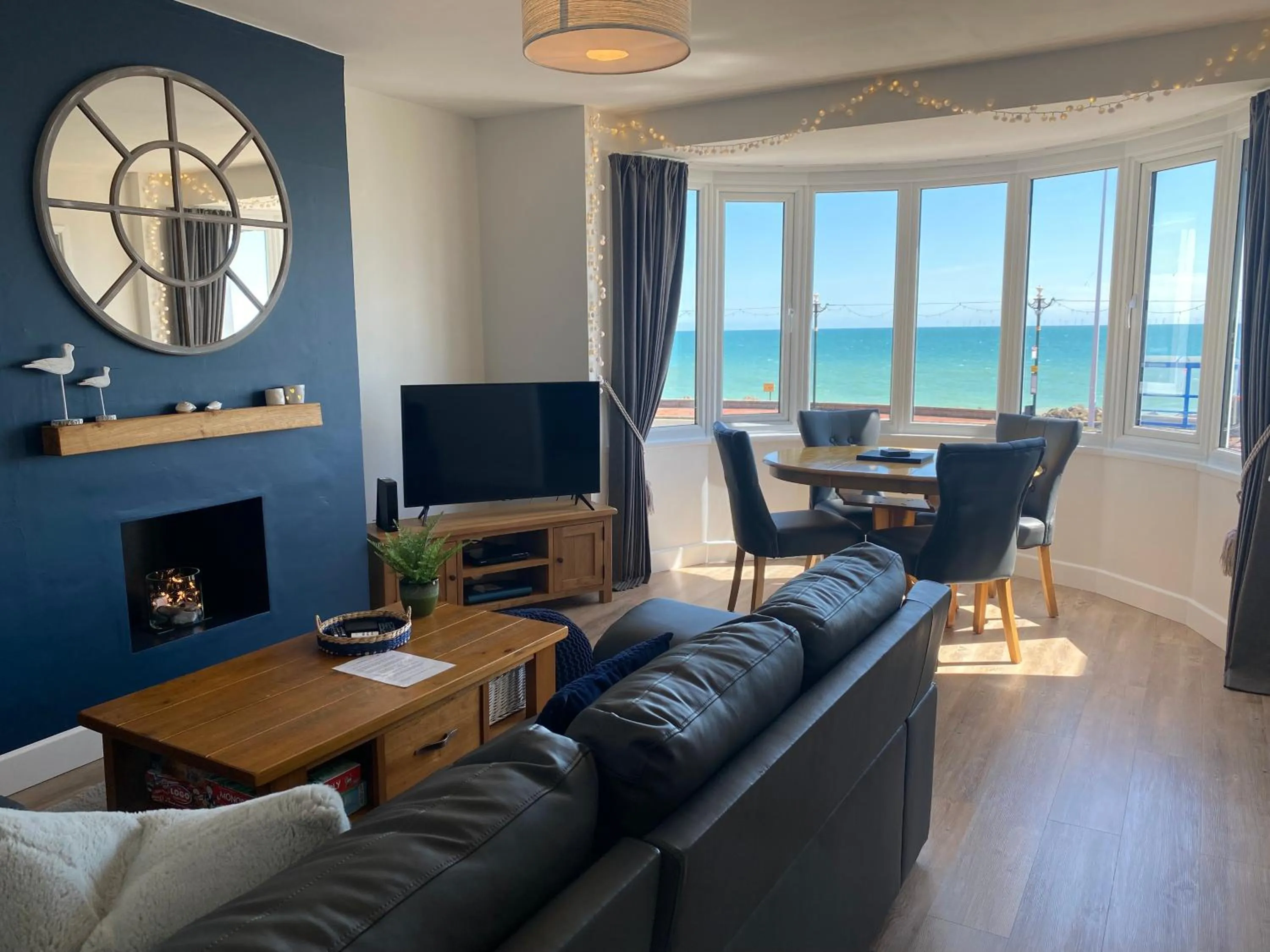 WORTHING BEACH 180 - 2 bed seafront apartment with private parking