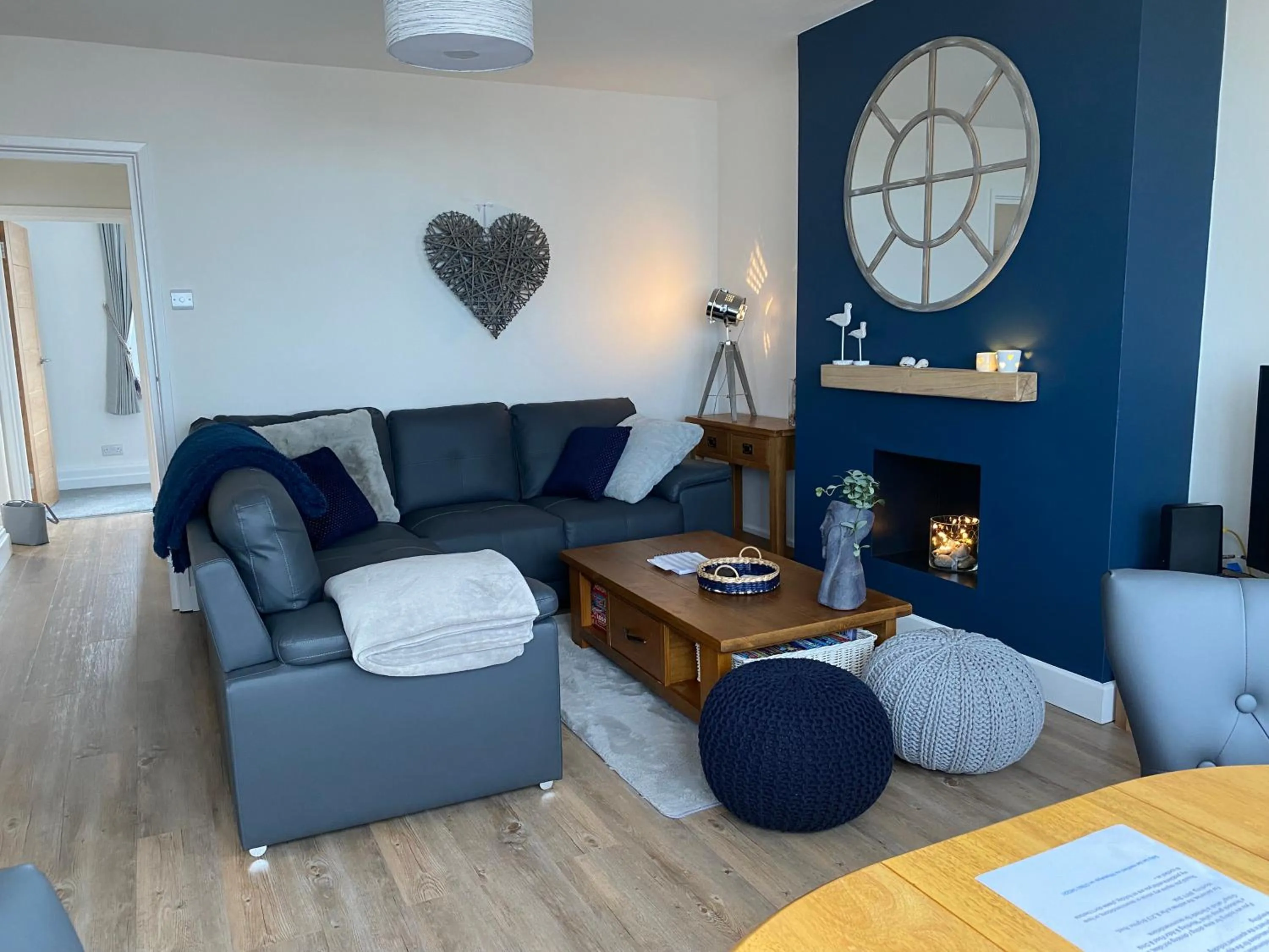 WORTHING BEACH 180 - 2 bed seafront apartment with private parking