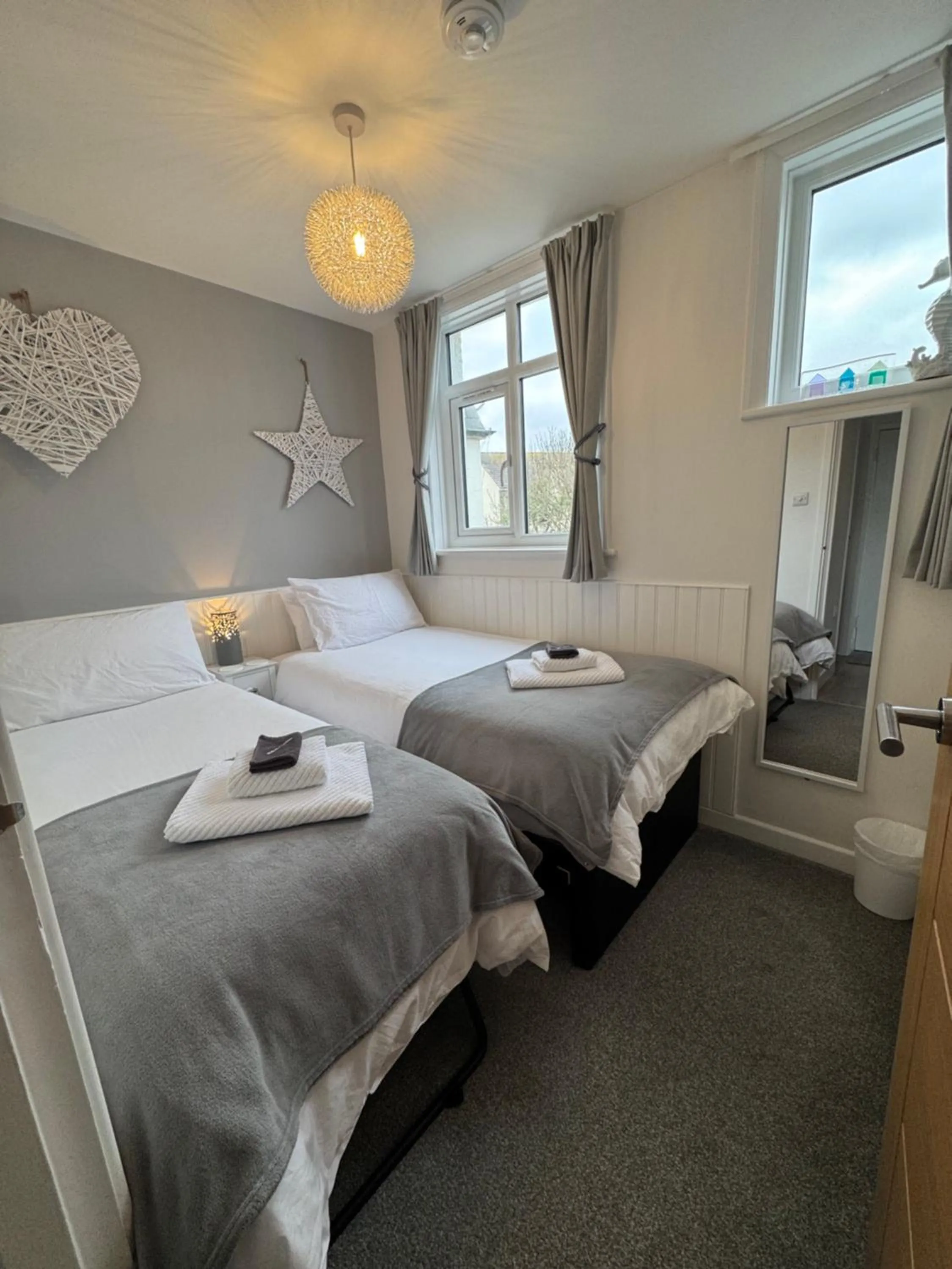 Bed in WORTHING BEACH 180 - 2 bed seafront apartment with private parking